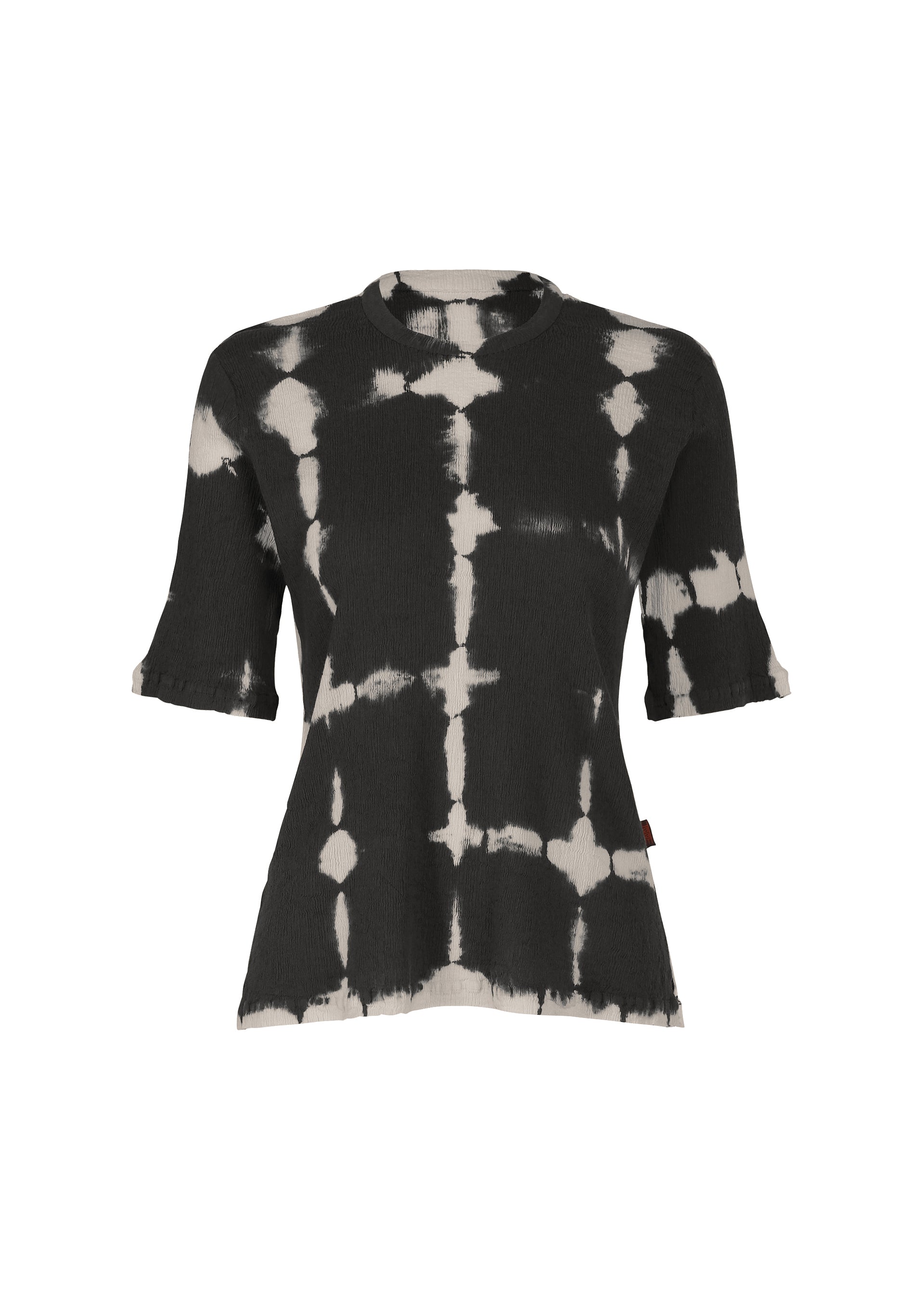 Zoomed view The HaaT KYO CHIJIMI PACKAGE DYE is a short-sleeve black cotton top with a white grid tie-dye, inspired by Kyoto artisan techniques, featuring a round neckline and slightly flared hem and sleeves. - BLACK （no.15）