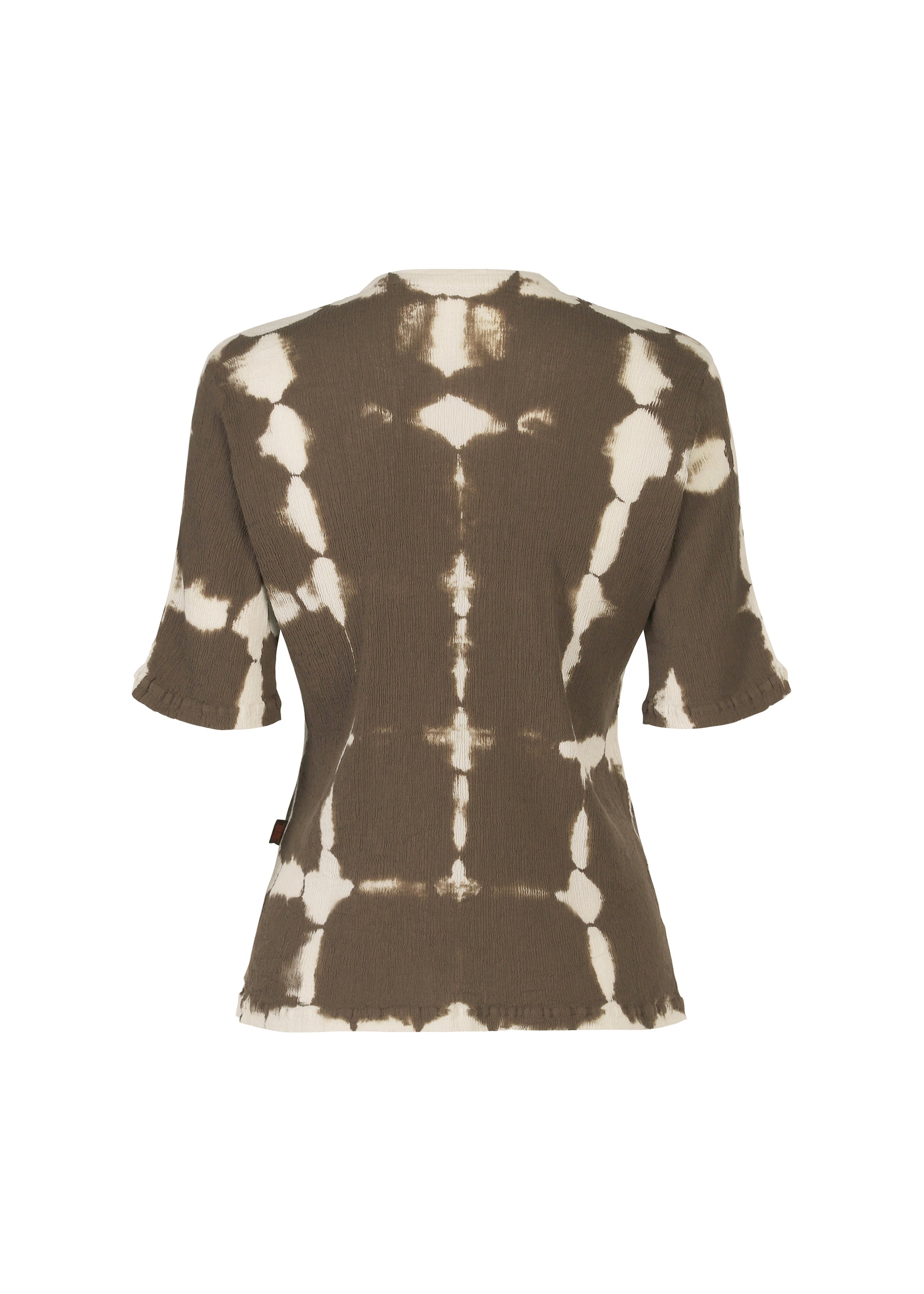 Zoomed view The HaaT KYO CHIJIMI PACKAGE DYE is a brown crepe-like cotton top with a white tie-dye pattern, shown from the back on a white background. It features Kyoto artisan craftsmanship, a fitted shape, and a crew neckline.
