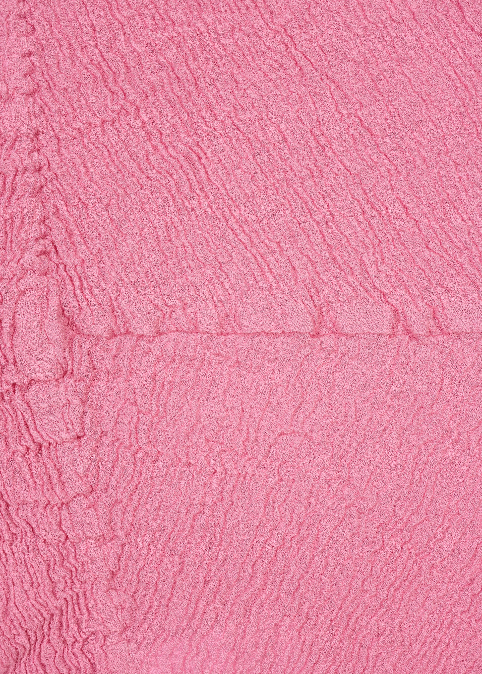 Zoomed view Close-up of textured, crinkled pink fabric featuring irregular horizontal and vertical lines that create the distinctive KYO CHIJIMI crinkle texture, as seen in the HaaT KYO CHIJIMI 2WAY.