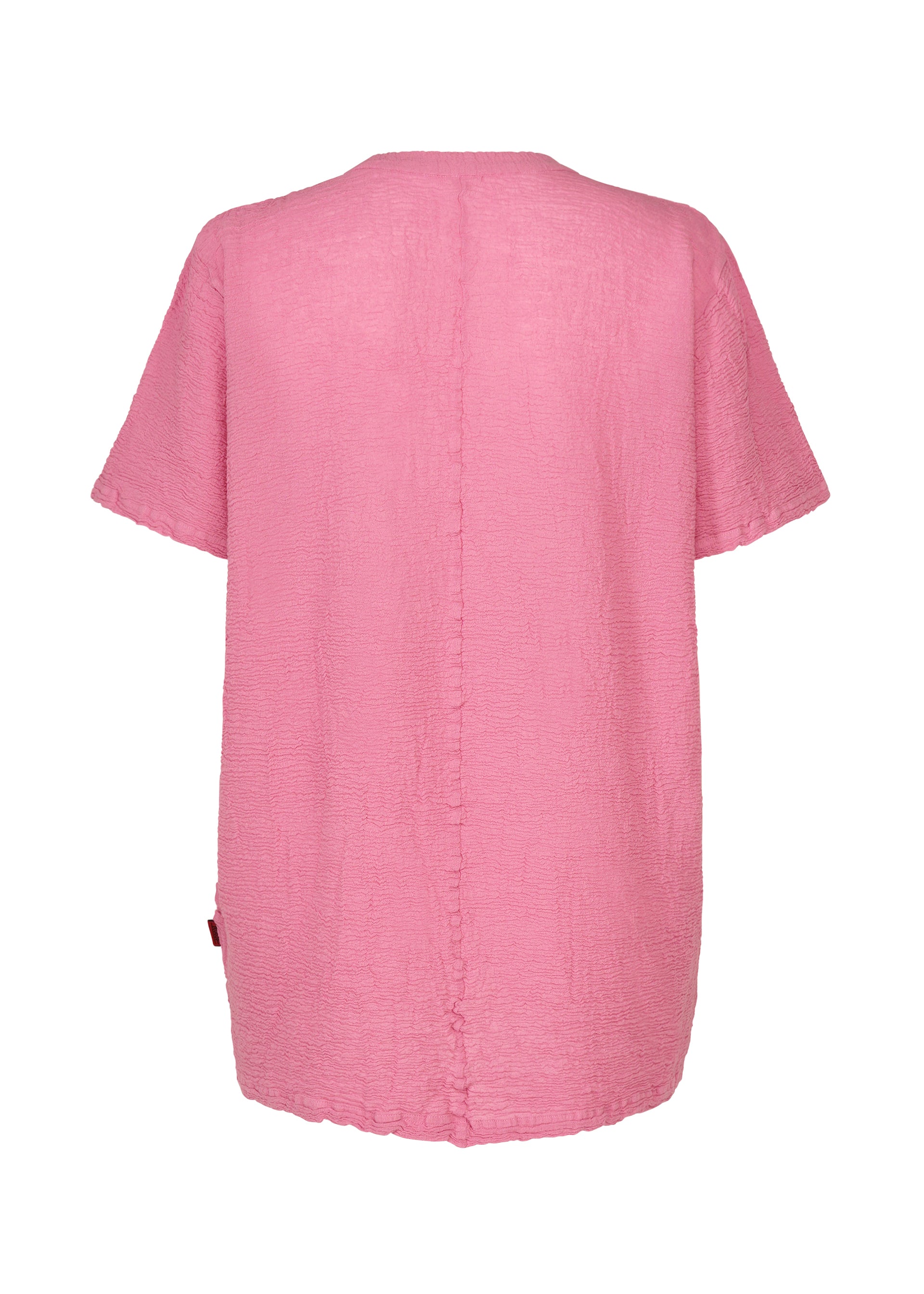 Zoomed view The HaaT KYO CHIJIMI 2WAY is a loose-fitting, short-sleeve pink textured shirt shown from the back, featuring a visible central seam running vertically down the middle; this tunic offers subtle garment dyeing for unique color depth and texture.