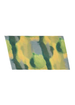 A slanted, rectangular shape with a green, yellow, and gray camouflage pattern on white recalls the year-round versatility of the DAWN STOLE by HOMME PLISSÉ ISSEY MIYAKE. - YELLOW （no.52）