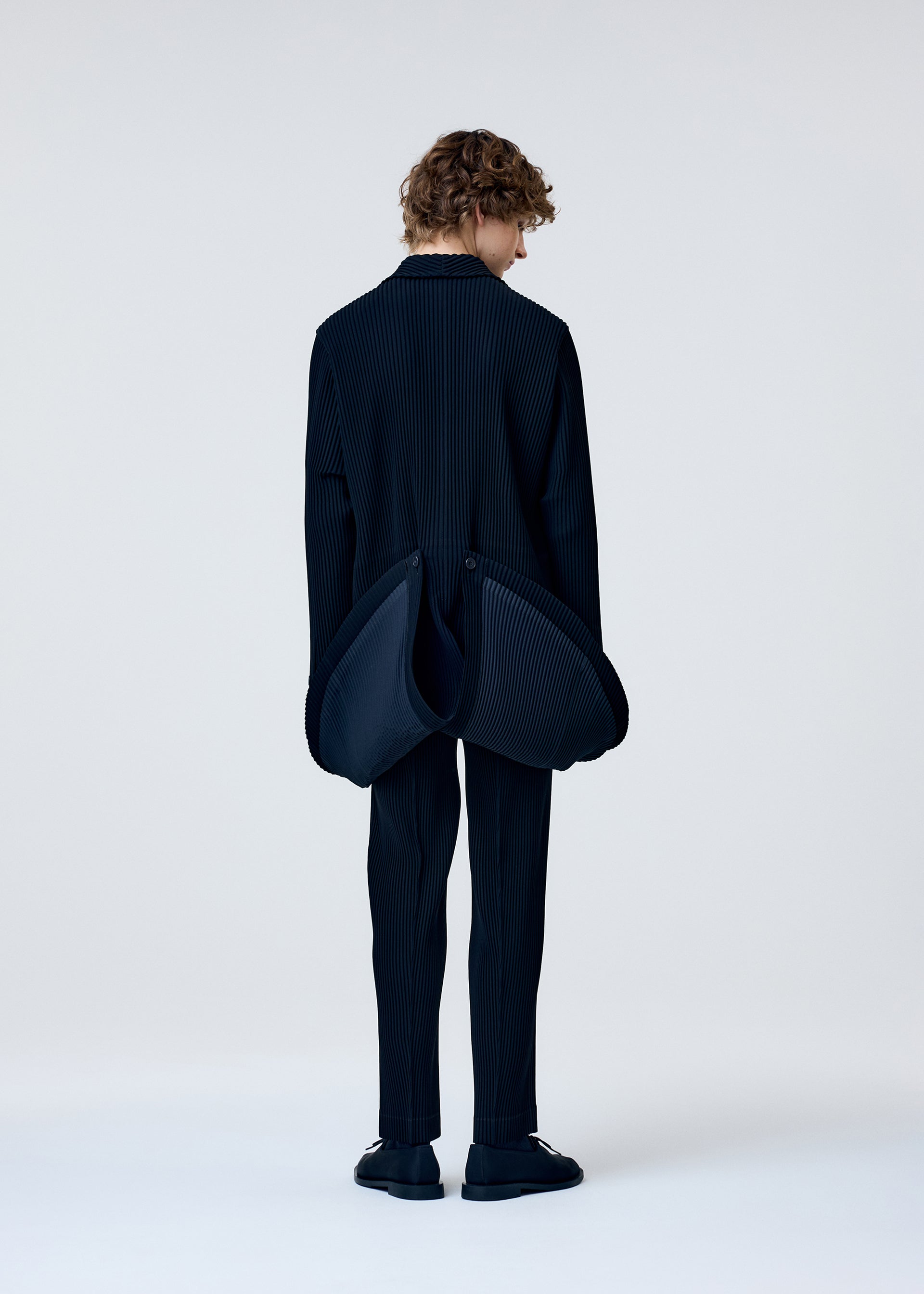 TUXEDO PLEATS – ISSEY MIYAKE ONLINE STORE