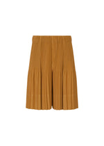 The MONTHLY COLORS : JUNE shorts by HOMME PLISSÉ ISSEY MIYAKE are high-waisted, knee-length, light brown pleated men's shorts made from quick-drying polyester, shown against a plain white background. - VENICE BOAT BROWN （no.45）