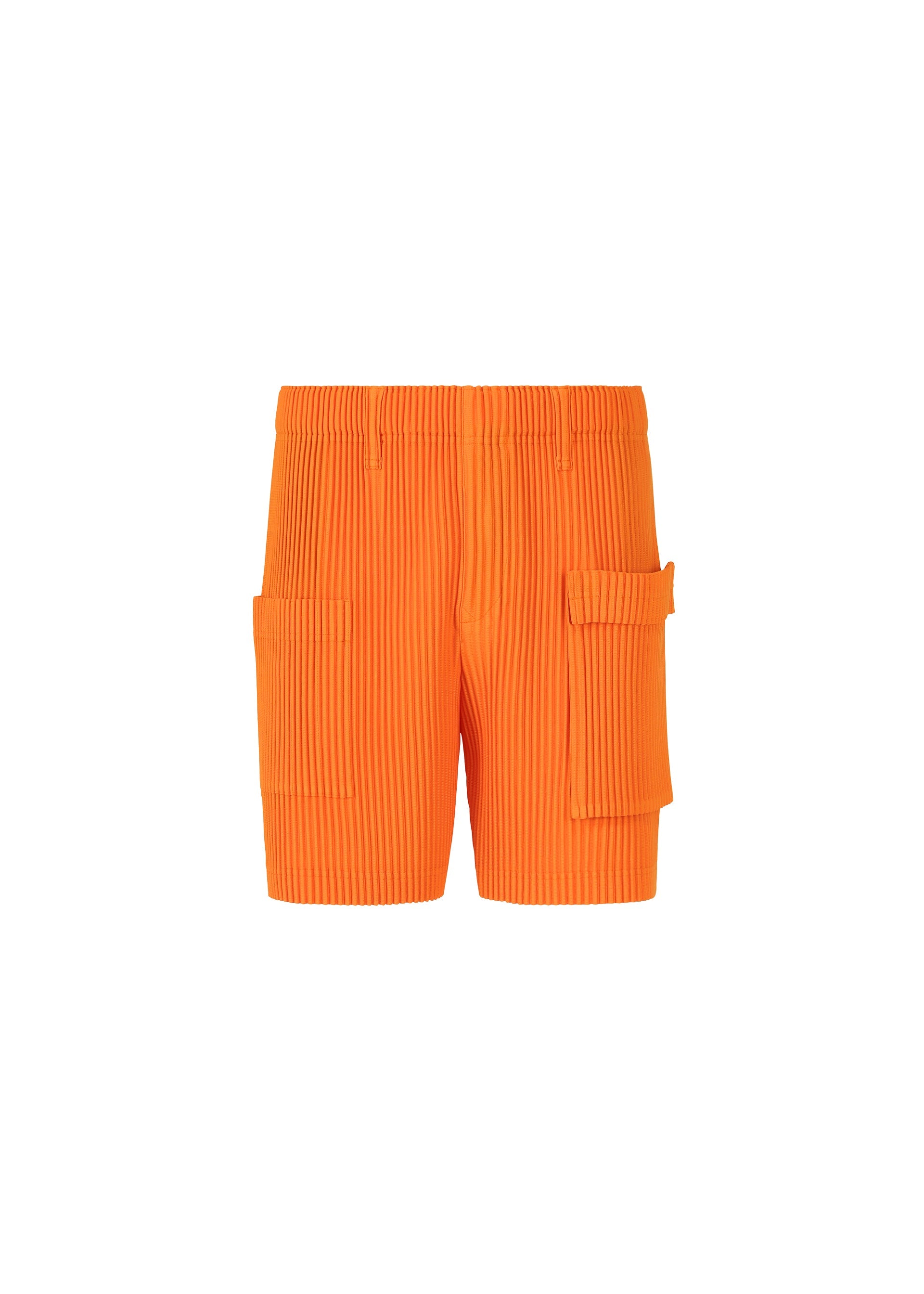 Zoomed view HOMME PLISSÉ ISSEY MIYAKE PAINTER’S GEAR orange ribbed painter shorts feature an elastic waistband, utility pockets, and large cargo pockets. Shown against a plain white background. - FLORENCE ORANGE （no.35）