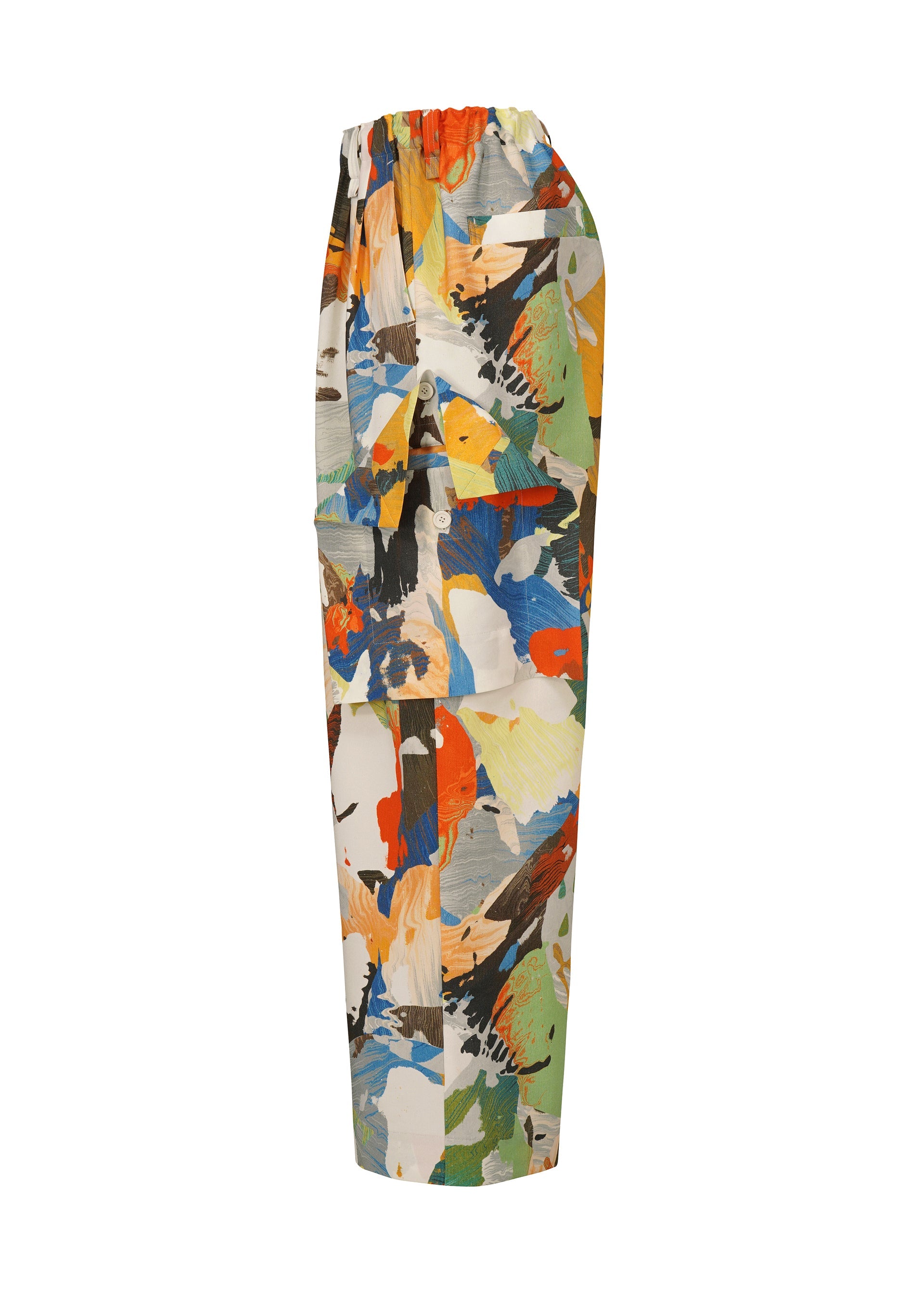Zoomed view The image shows a side view of the HOMME PLISSÉ ISSEY MIYAKE PALETTE MARBLED wide pants, featuring a loose fit, elastic waistband, and vibrant abstract patchwork in orange, blue, green, yellow, and beige inspired by Kyoto marbling.