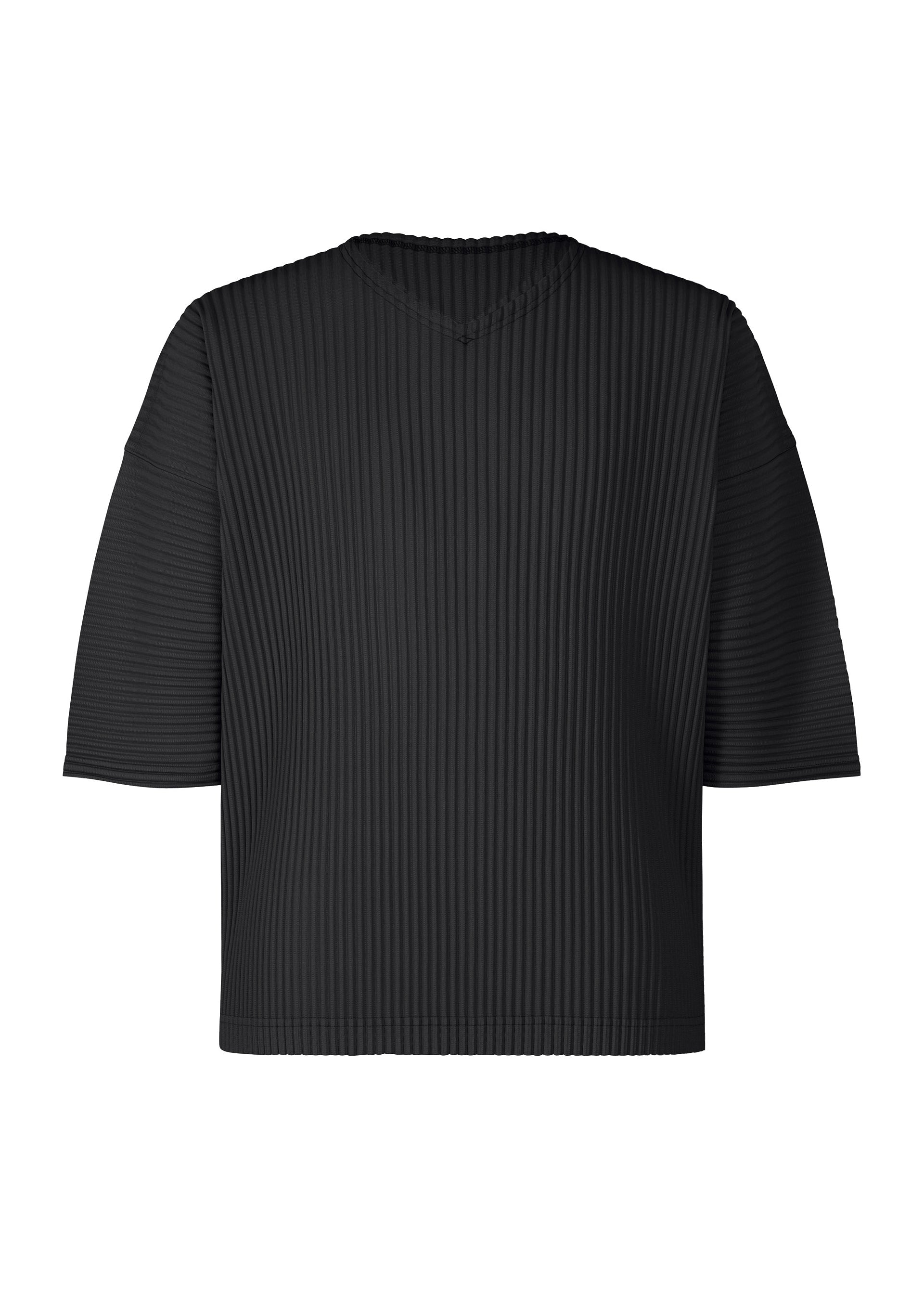 Zoomed view The MONTHLY COLORS : JULY by HOMME PLISSÉ ISSEY MIYAKE is a black, oversized short-sleeve V-neck top with vertical ribbing, made from quick-drying polyester and shown on a white background. - BLACK （no.15）