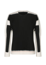 FRAMEWORK : CHUSEN by HOMME PLISSÉ ISSEY MIYAKE is a ribbed, round-neck long-sleeved sweater with a black center and white-fading sleeves, inspired by Japanese dyeing techniques. - BLACK （no.15）