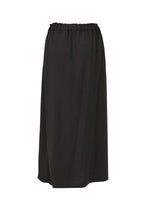 The SEAMLESS BOTTOMS by 132 5. ISSEY MIYAKE is a plain black midi skirt with an elastic waistband and relaxed silhouette, designed for comfort, shown against a white background.