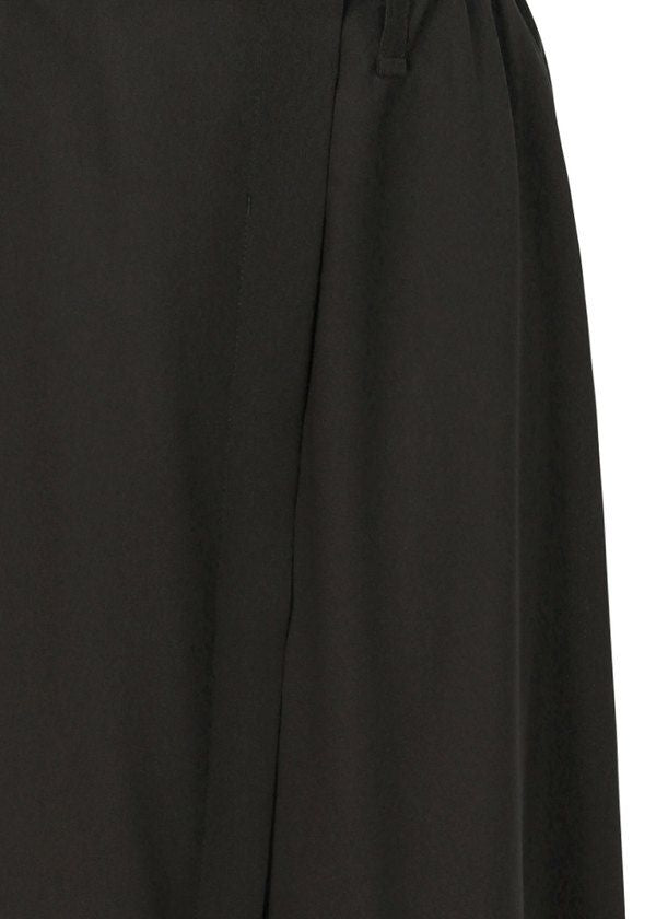 Zoomed view Close-up of SEAMLESS BOTTOMS by 132 5. ISSEY MIYAKE in black recycled polyester, highlighting a seam, right-side belt loop, smooth matte material, and relaxed silhouette.