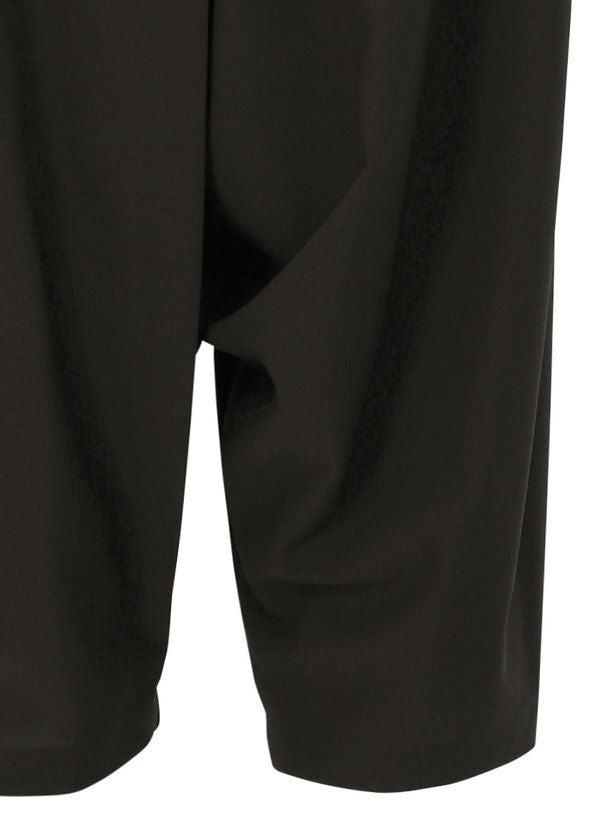 Zoomed view Close-up of the lower part of SEAMLESS BOTTOMS by 132 5. ISSEY MIYAKE, showing the relaxed silhouette and how the recycled polyester drapes near the knees.