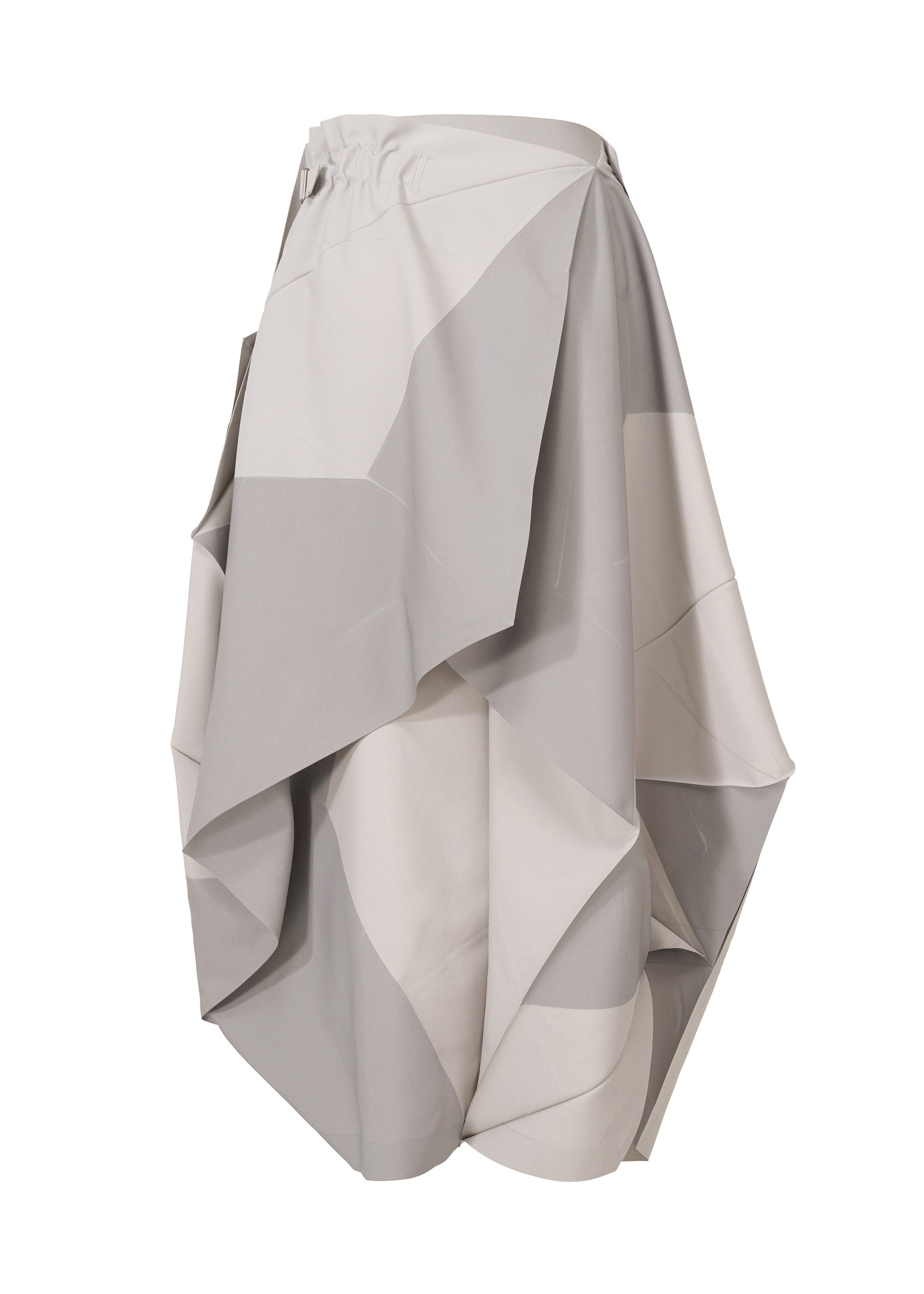Zoomed view The NO.17 PRINT skirt by 132 5. ISSEY MIYAKE features a high-waisted design with abstract, angular draping in light gray and white, creating a sculptural, voluminous silhouette.