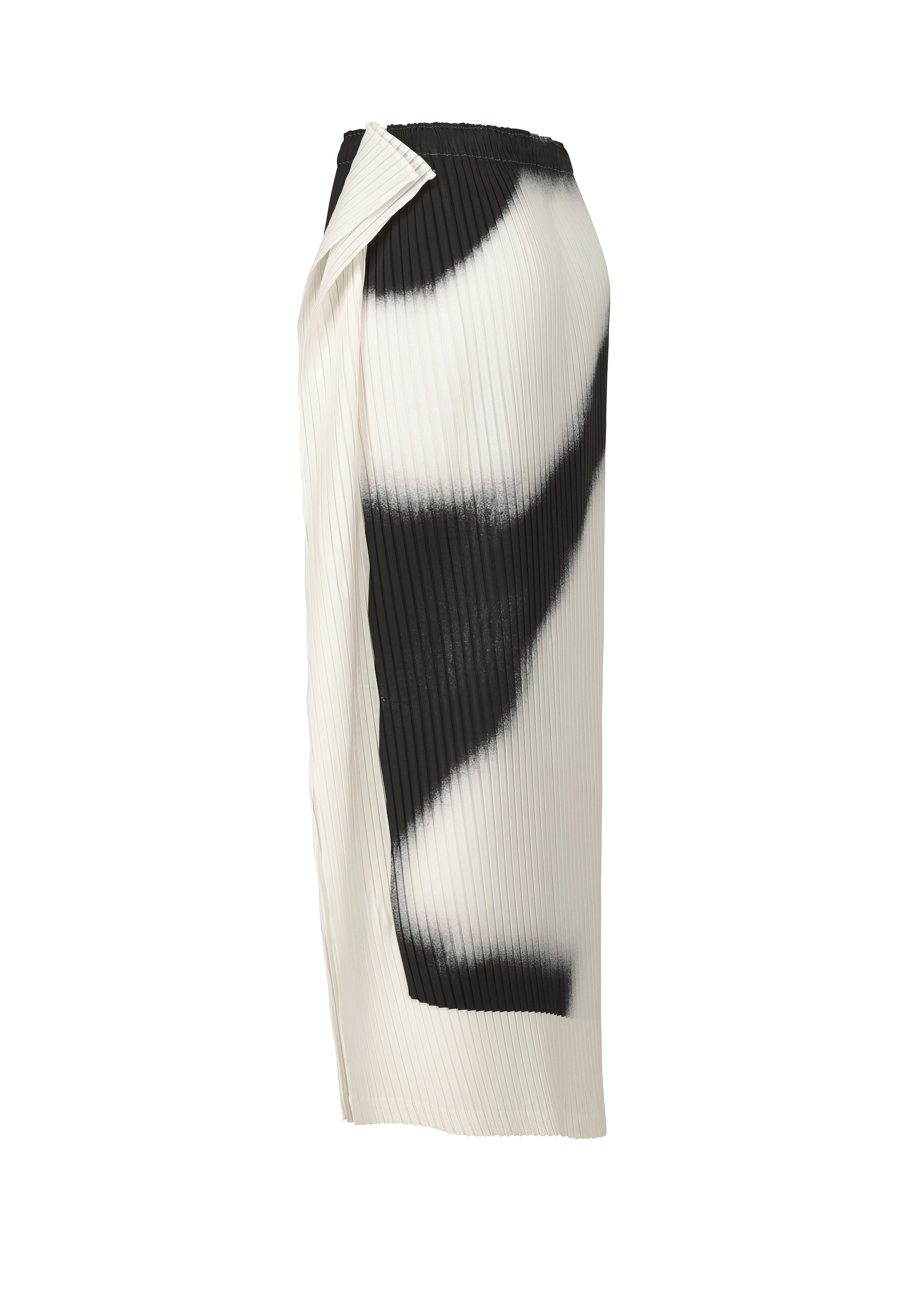 SHADOW STUDY PLEATS – ISSEY MIYAKE ONLINE STORE