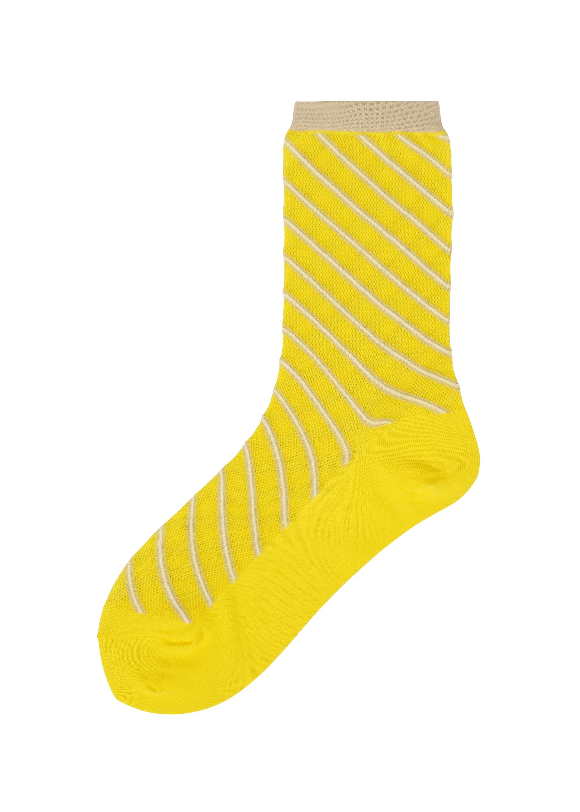 Zoomed view The ISSEY MIYAKE GENERIC STRIPES SOCKS feature a single yellow stripe with light beige diagonal stripes and a solid beige cuff, shown on a white background. - YELLOW （no.52）