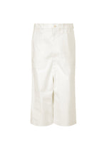 GENERIC WEAR by ISSEY MIYAKE: White, knee-length Bermuda shorts with a high waist, belt loops, and front button-zip closure, shown on a plain white background. - WHITE （no.01）