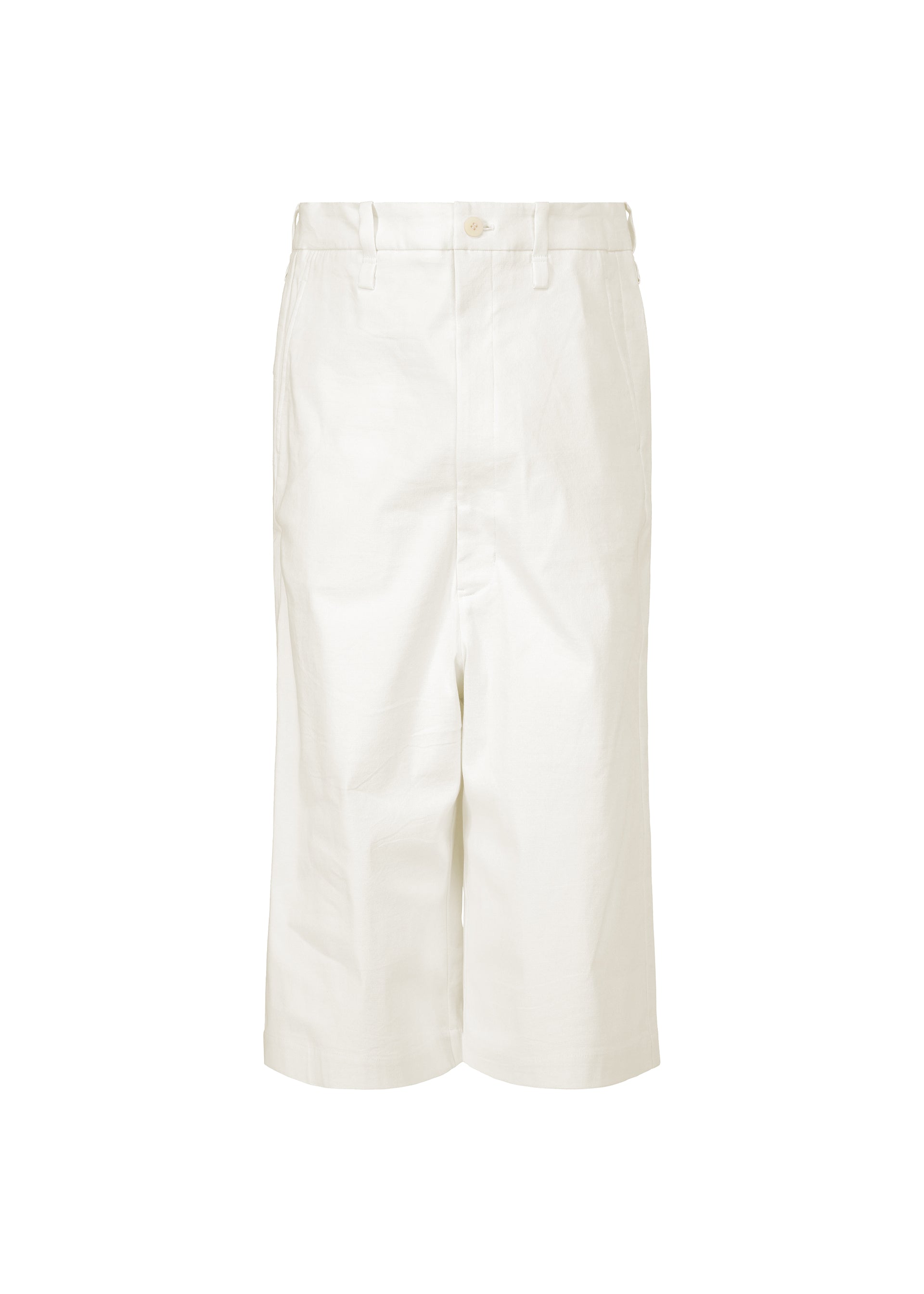 Zoomed view GENERIC WEAR by ISSEY MIYAKE: White, knee-length Bermuda shorts with a high waist, belt loops, and front button-zip closure, shown on a plain white background. - WHITE （no.01）