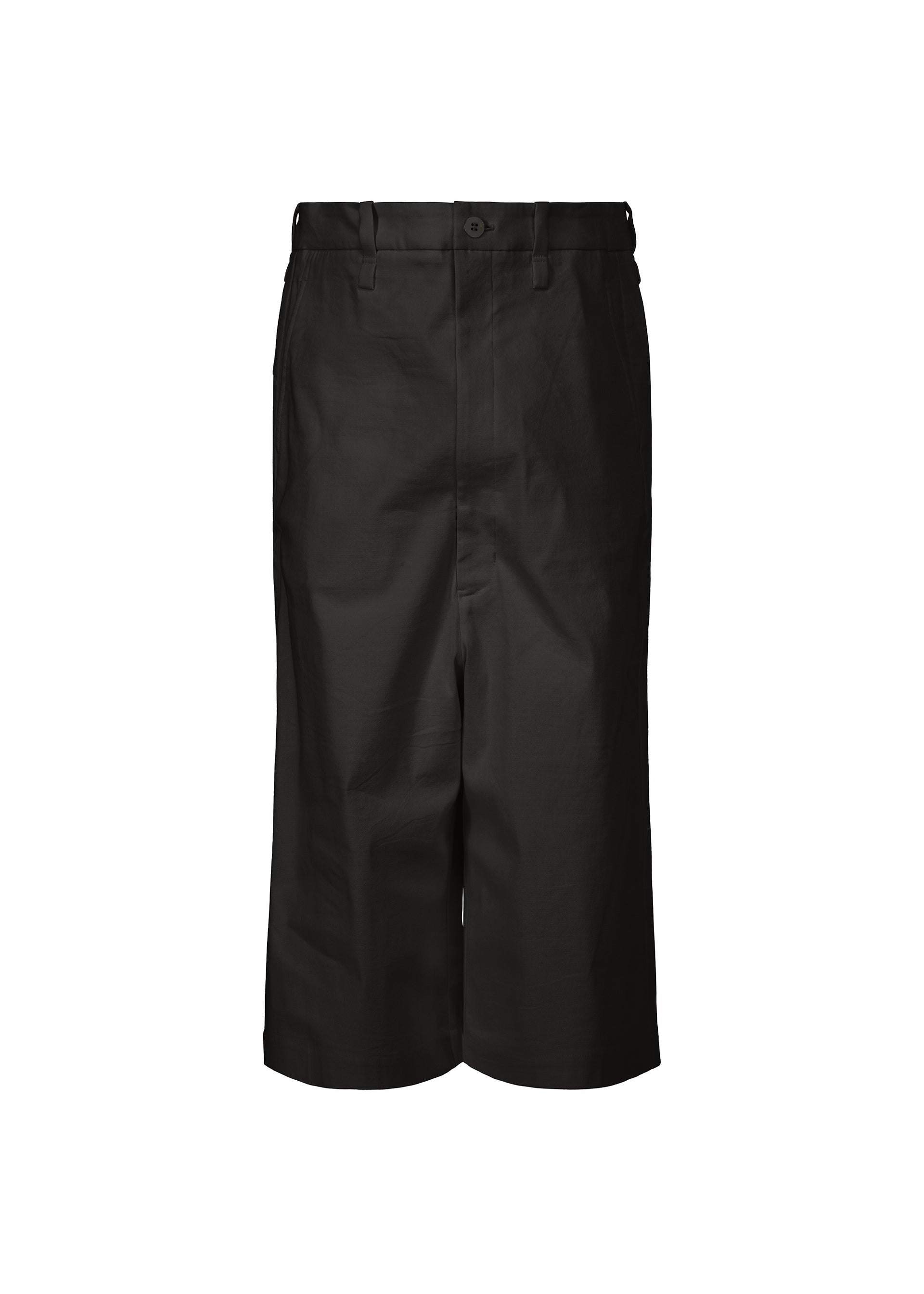 Zoomed view ISSEY MIYAKE's GENERIC WEAR features black high-waisted shorts with a button and zip closure, belt loops, and side pockets, shown on a plain white background—ideal for versatile styling. - BLACK （no.15）