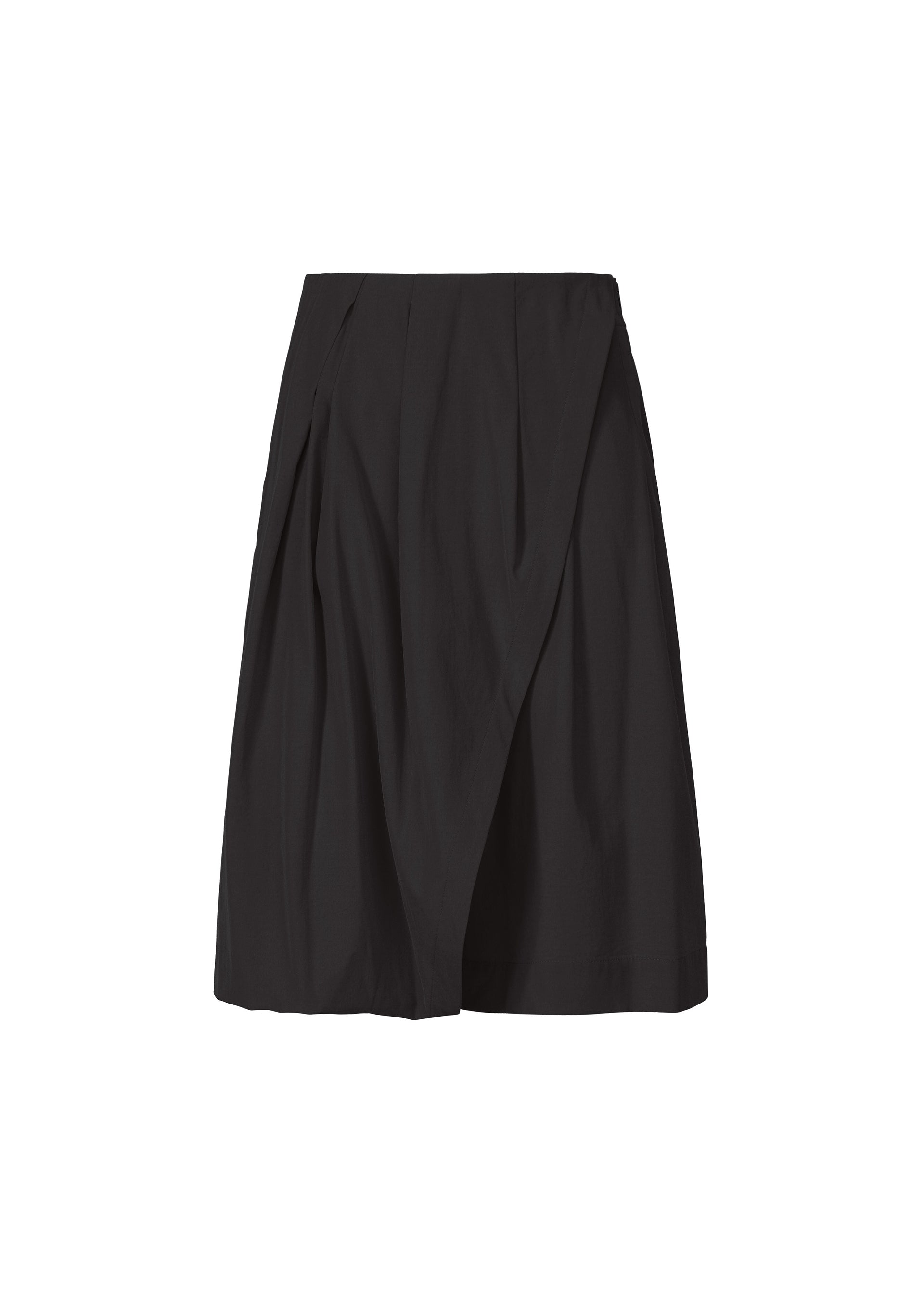 Zoomed view LOOPED by ISSEY MIYAKE is a black, knee-length pleated skirt featuring a unique belt loop and front wrap detail crafted in stretch fabric, shown against a white background. - BLACK （no.15）