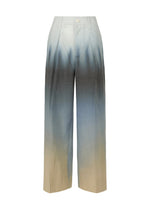 ISSEY MIYAKE’s PLUMAGE trousers are high-waisted and wide-leg, inspired by Kyoto artisan pants, with a five-color gradient ombre that fades from light beige at the hem to blue and gray near the waist. - STARLING （no.97）