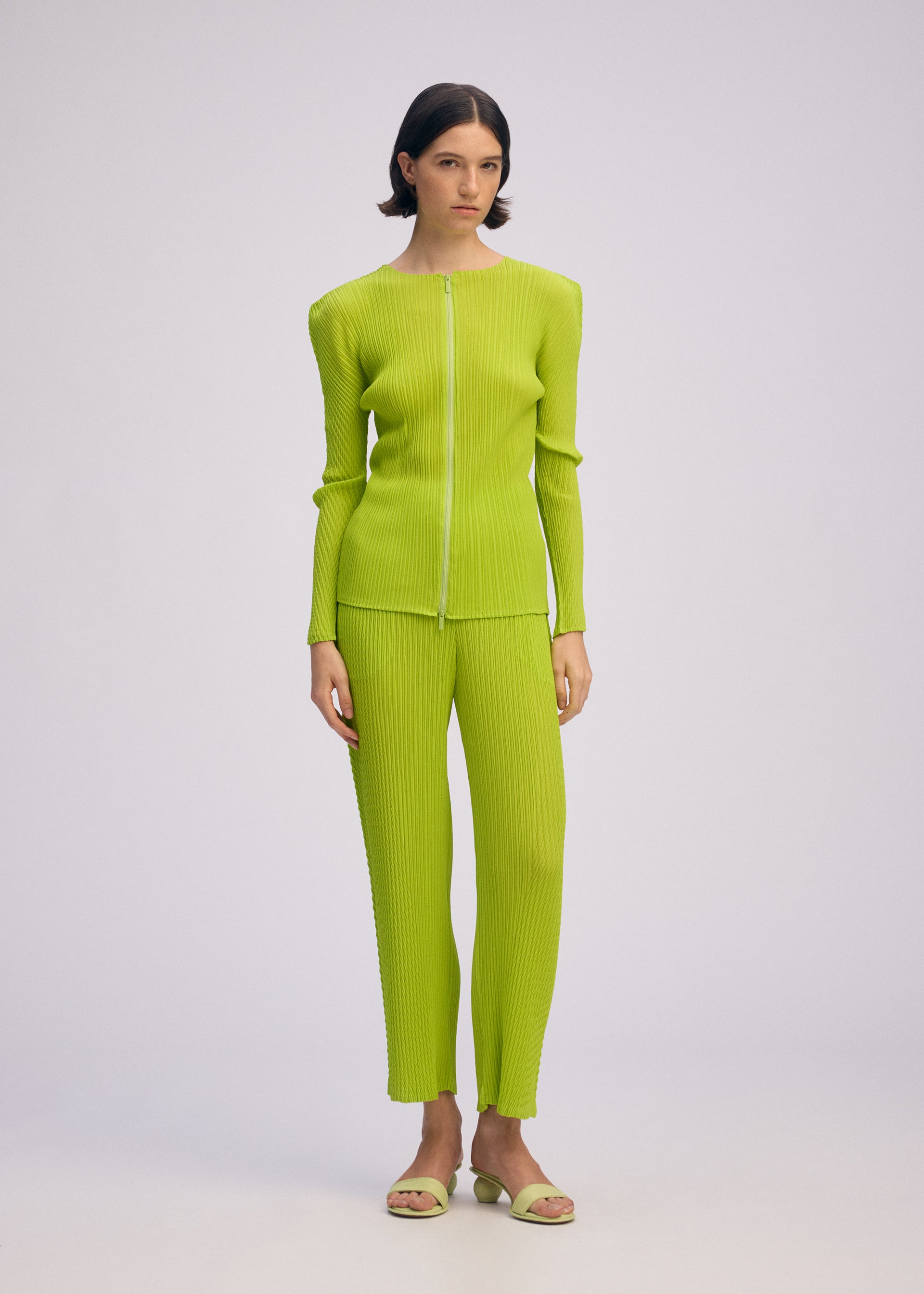 BOX SHOULDER PLEATS – ISSEY MIYAKE ONLINE STORE