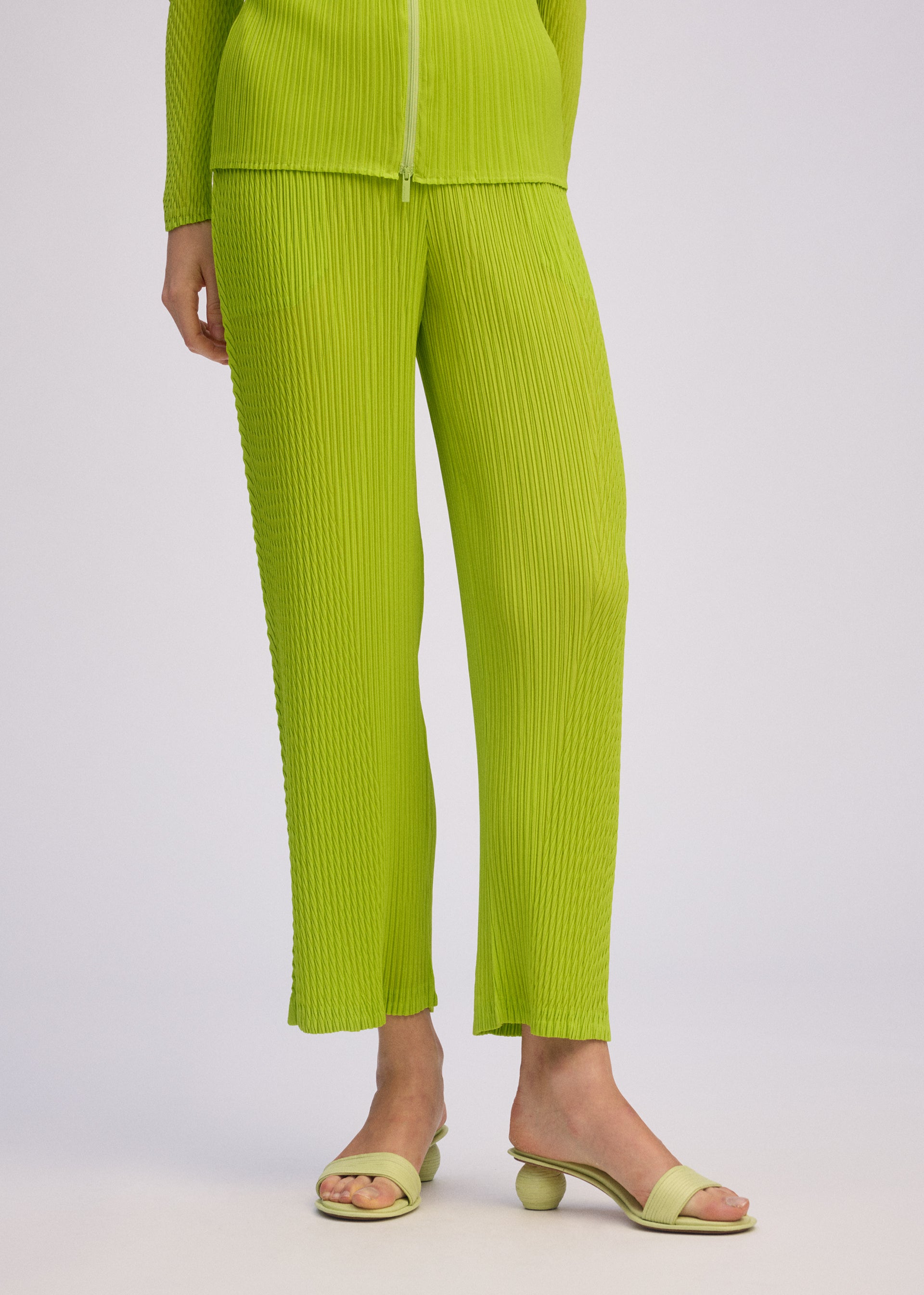 BOX SHOULDER PLEATS – ISSEY MIYAKE ONLINE STORE