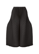 CIRCLE PLEATS PB by ISSEY MIYAKE: A black skirt with an elastic waistband and handmade pleats for a sculptural, wavy look. Made from plant-derived polyester, it drapes widely at the hips and tapers towards the hem. - BLACK （no.15）