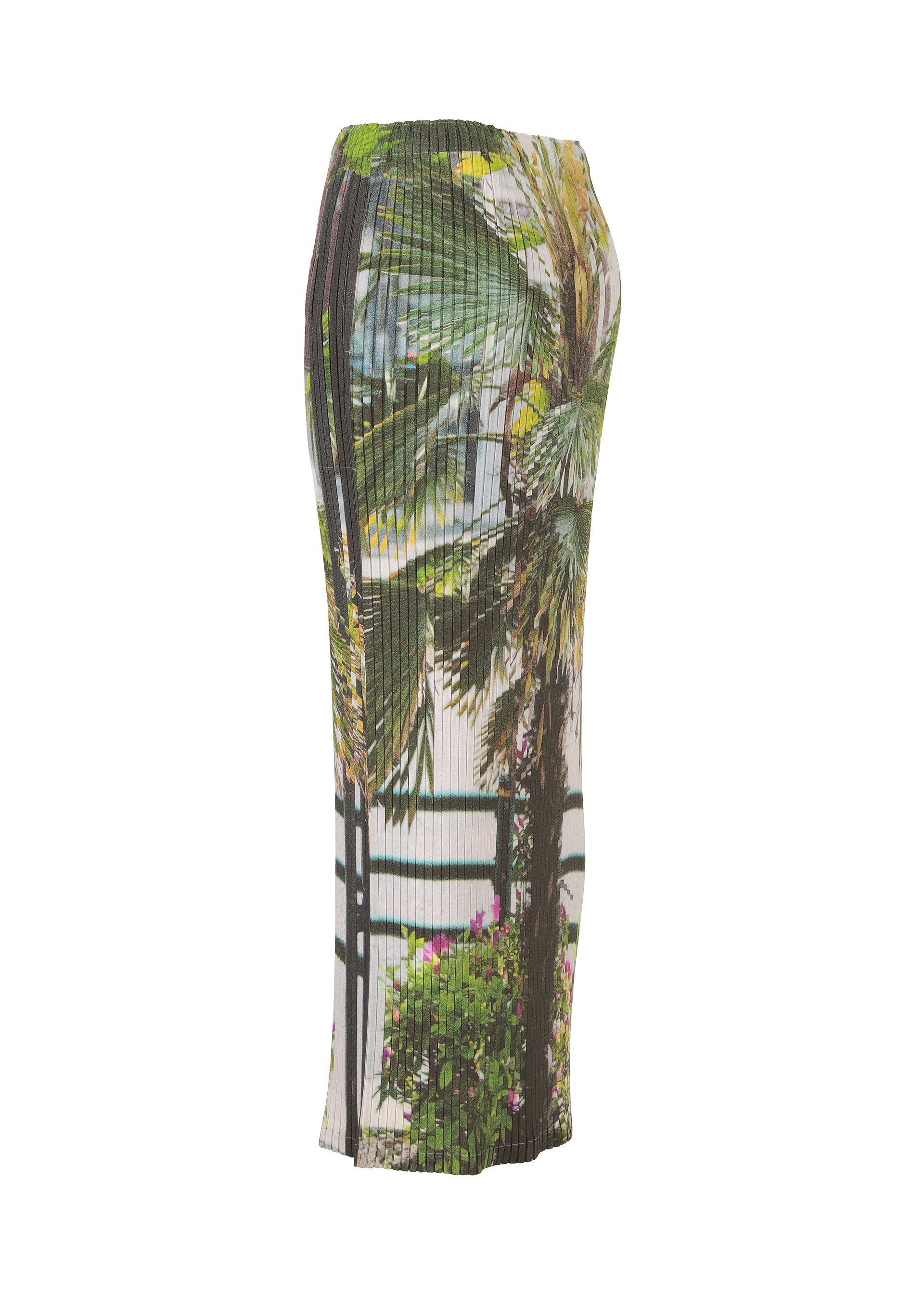 Zoomed view The ISSEY MIYAKE URBAN JUNGLE PLEATS is a mid-length, fitted skirt with vertical ribbing and a bold jungle palm print on a light base, shown from the side on a white background.