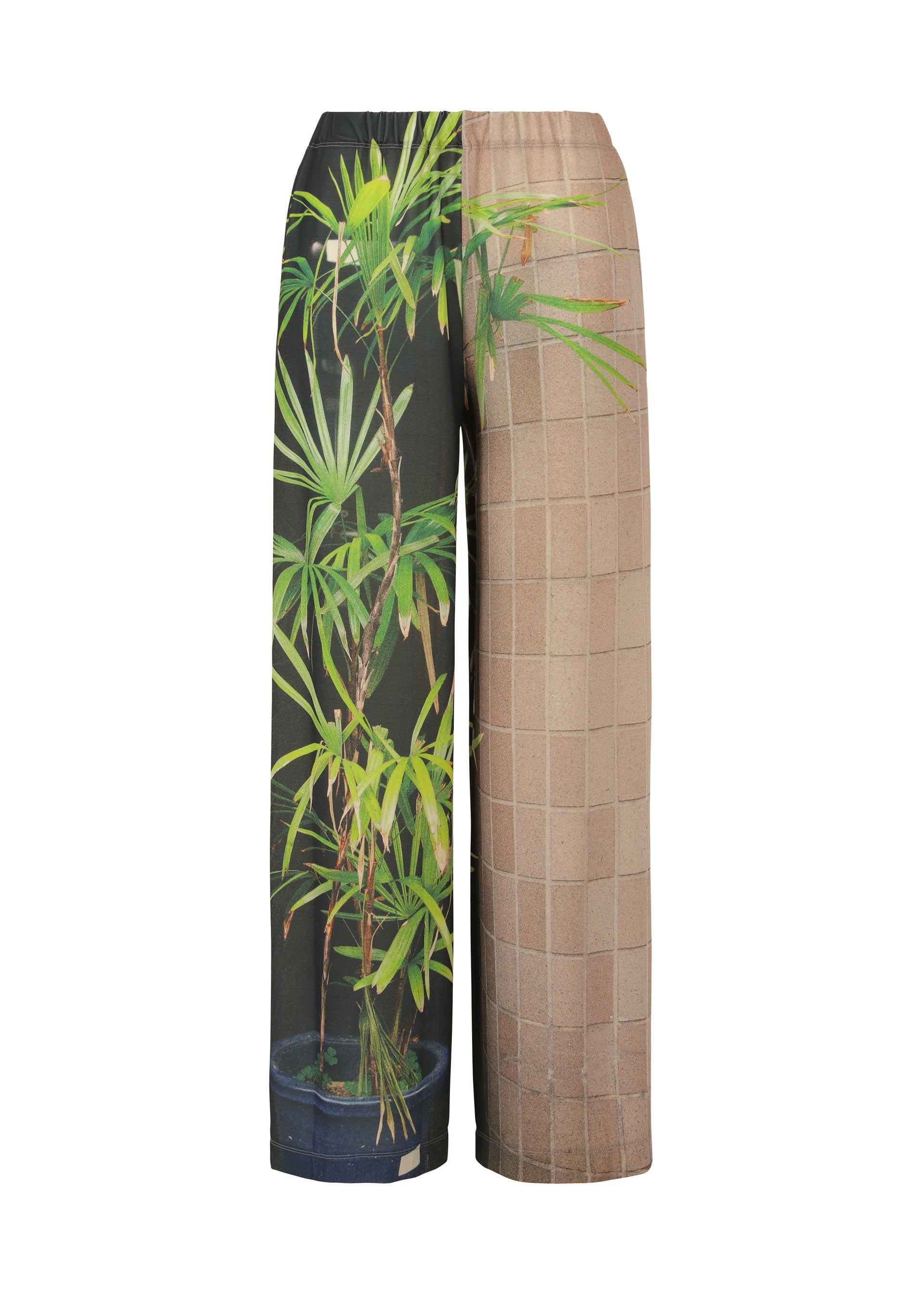 Zoomed view The URBAN JUNGLE JERSEY pants by ISSEY MIYAKE feature wide legs with a dark green palm pattern on the left and a beige grid with overlapping leaves on the right, creating a unique and striking design. - BLACK-HUED （no.17）