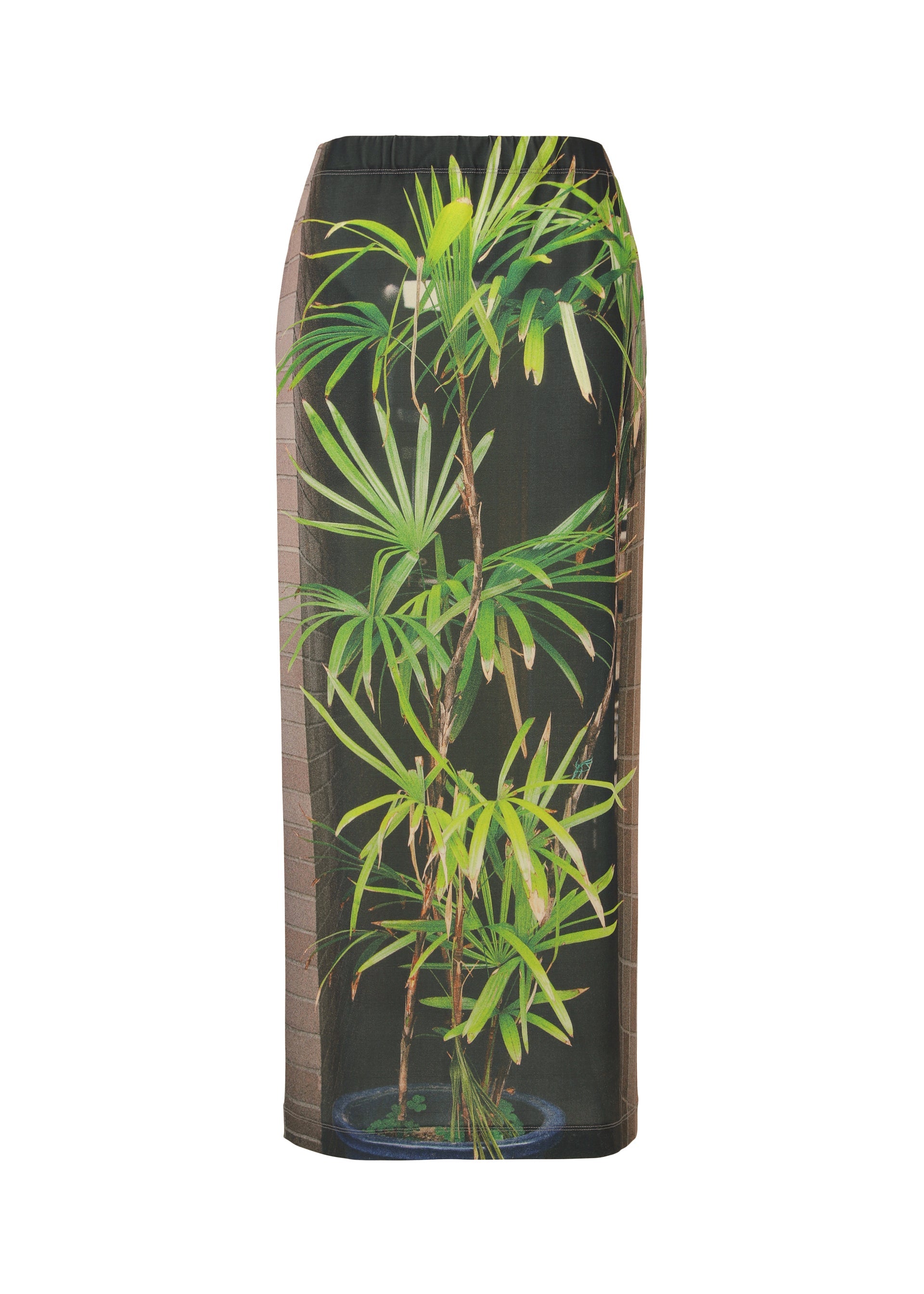 Zoomed view The ISSEY MIYAKE URBAN JUNGLE JERSEY is a long, fitted skirt with a striking palm plant print and slender leaves on a dark base, wrapping around for a bold, nature-inspired jungle look. - BLACK-HUED （no.17）