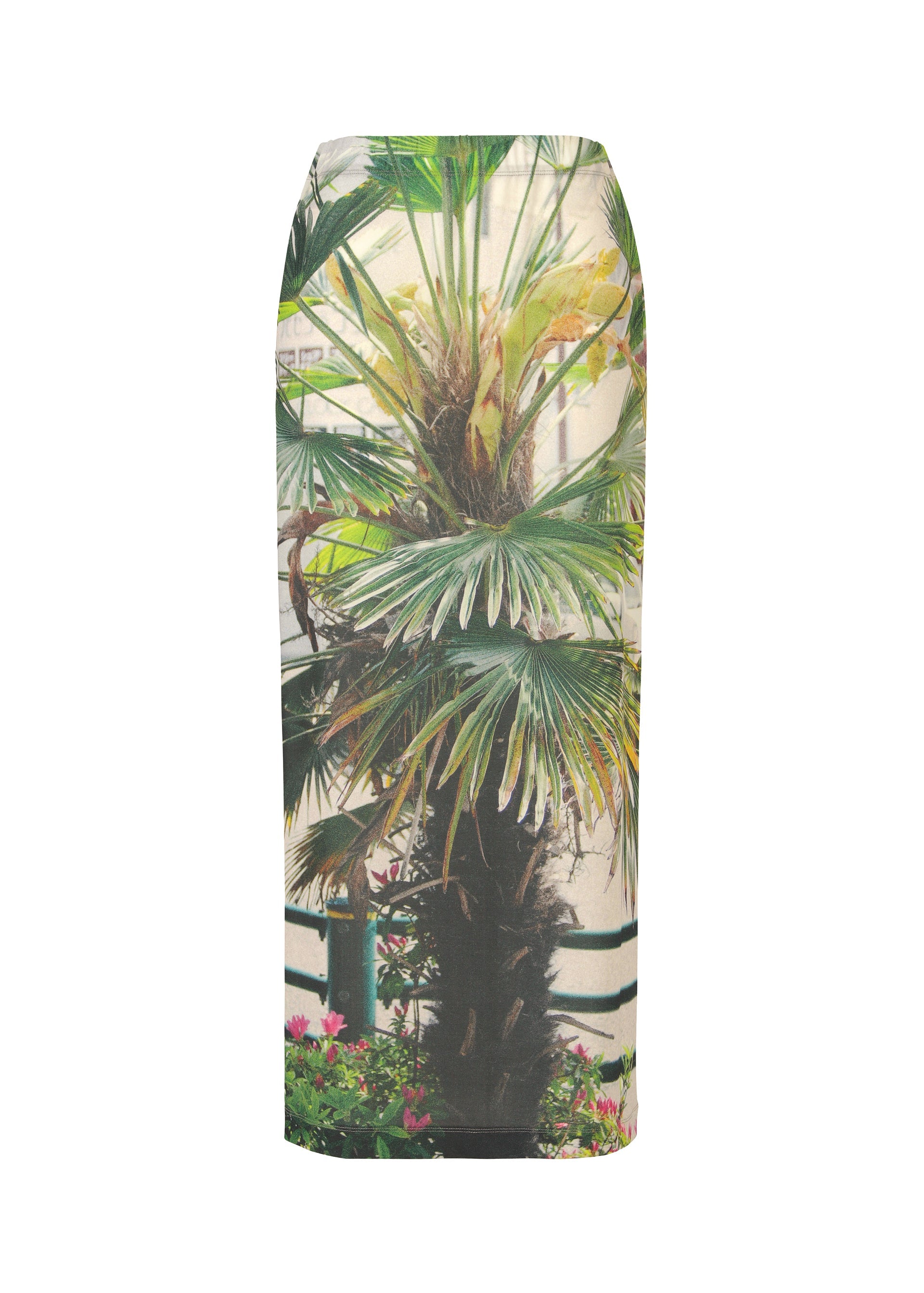 Zoomed view The URBAN JUNGLE JERSEY by ISSEY MIYAKE is a knee-length pencil skirt with a vivid green palm print and touches of pink flowers at the hem. - GREEN-HUED （no.66）