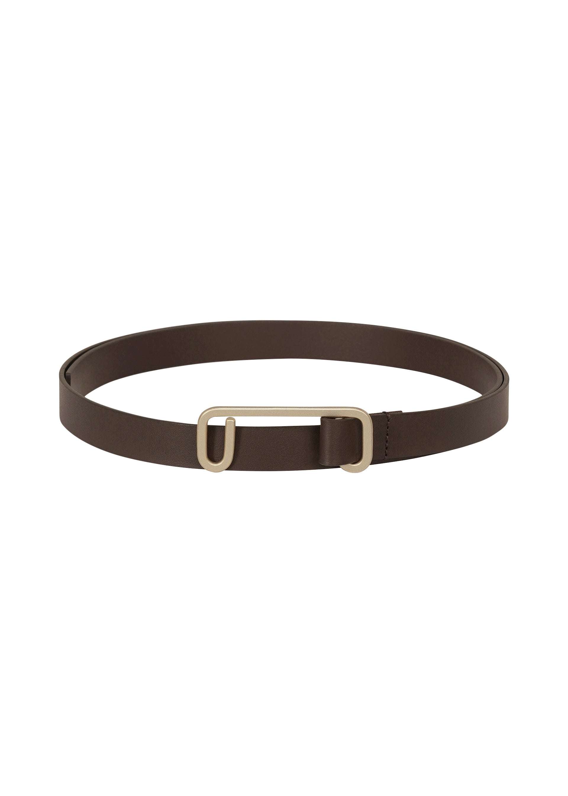 Zoomed view The SOLID LEATHER BELT by ISSEY MIYAKE is a minimalist accessory crafted from premium leather, showcasing a simple gold rectangular buckle and displayed in a circular shape on a white background.