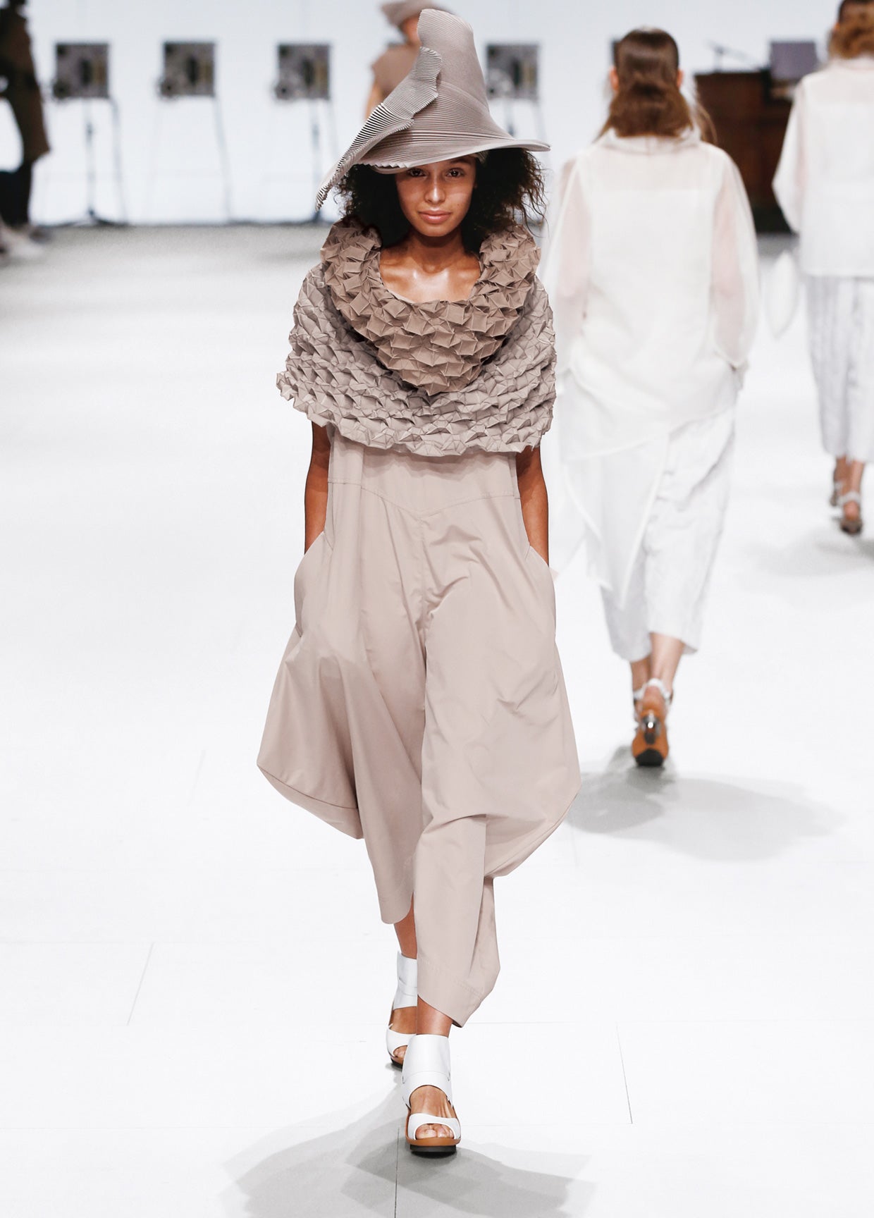ISSEY MIYAKE COLLECTIONS SPRING SUMMER 2015 – ISSEY MIYAKE ONLINE