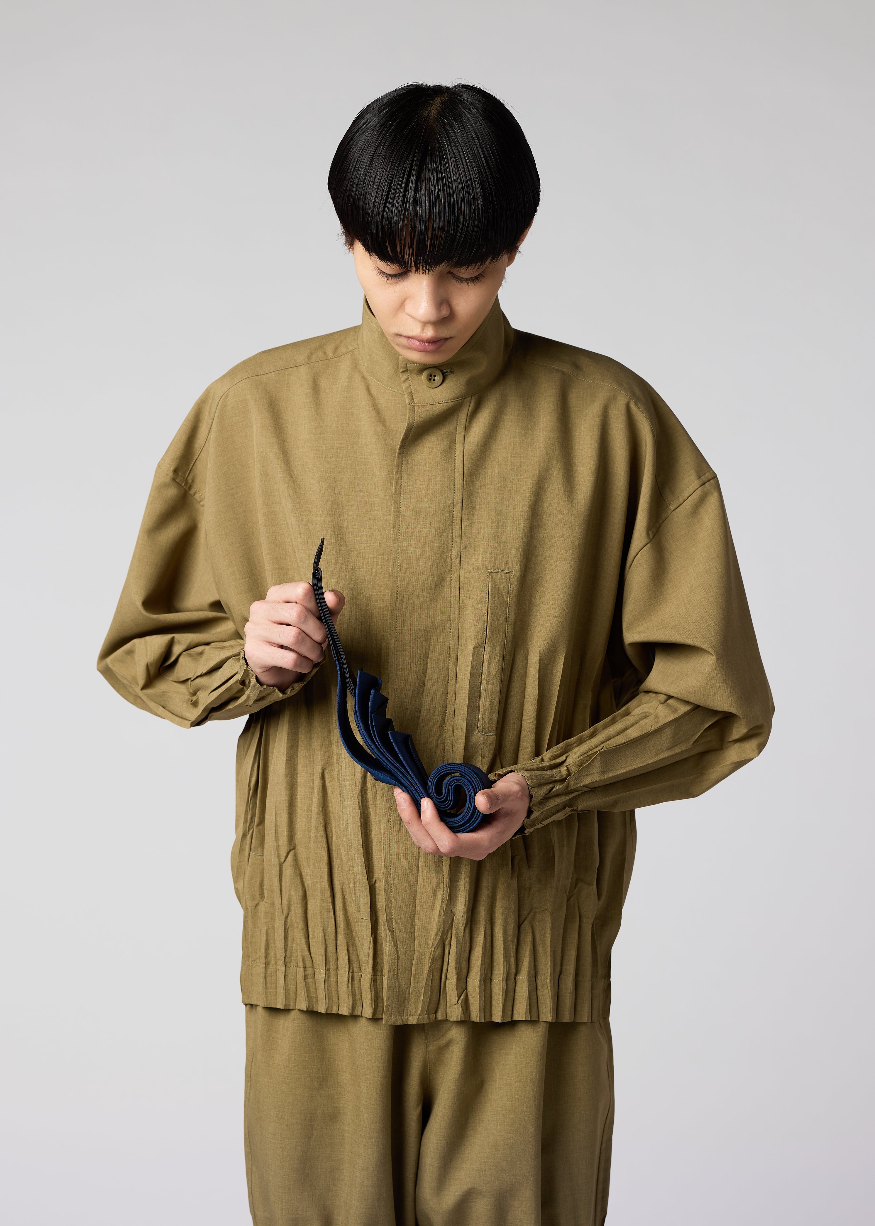 バッグ IM MEN GURU GURU SPRING SUMMER 2023: 「GURU GURU」 プリーツに沿って折りたたみ