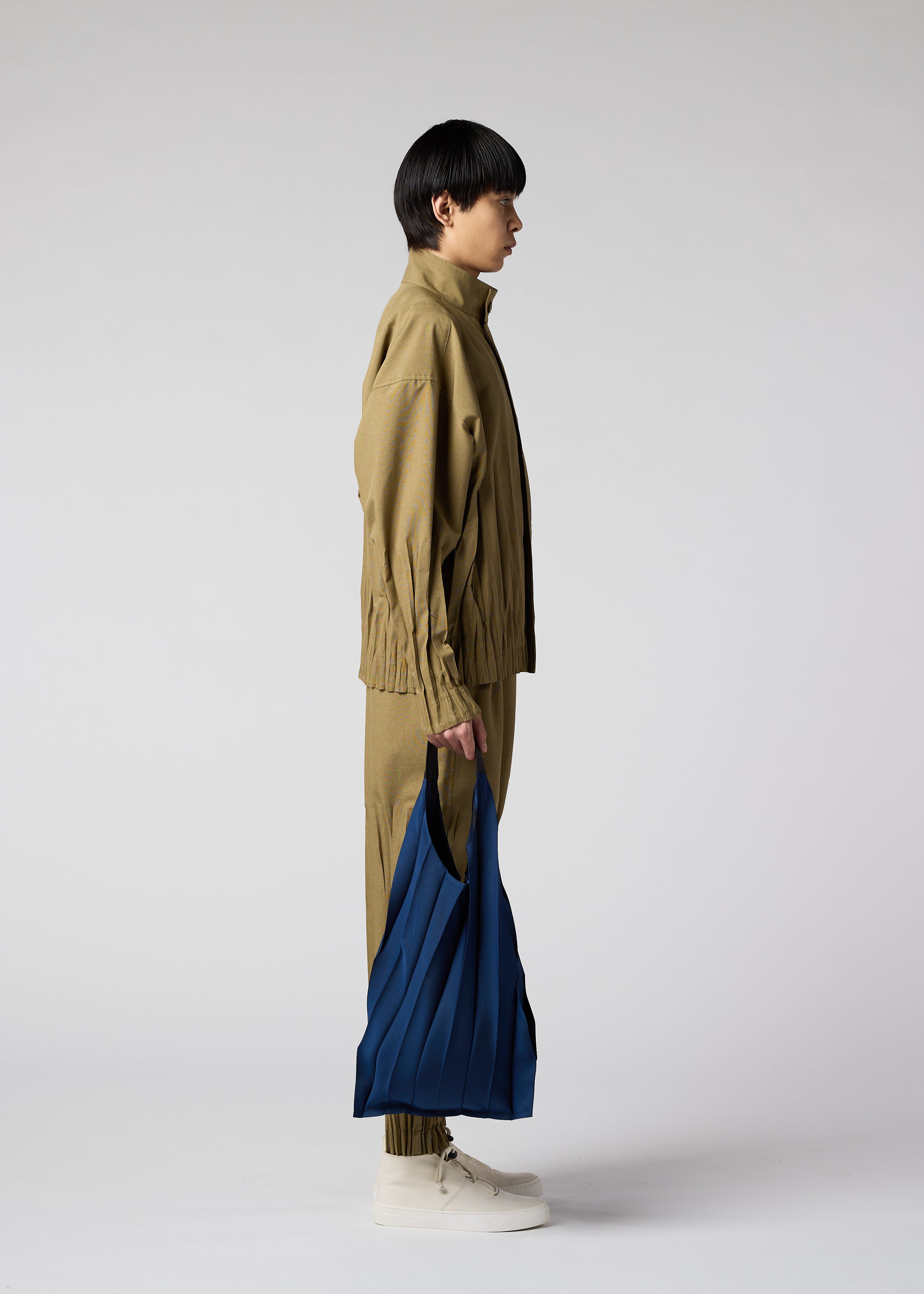 イッセイミヤケ　GURU GURU GURU GURU Hand Pleated Bag Black – The official ISSEY MIYAKE