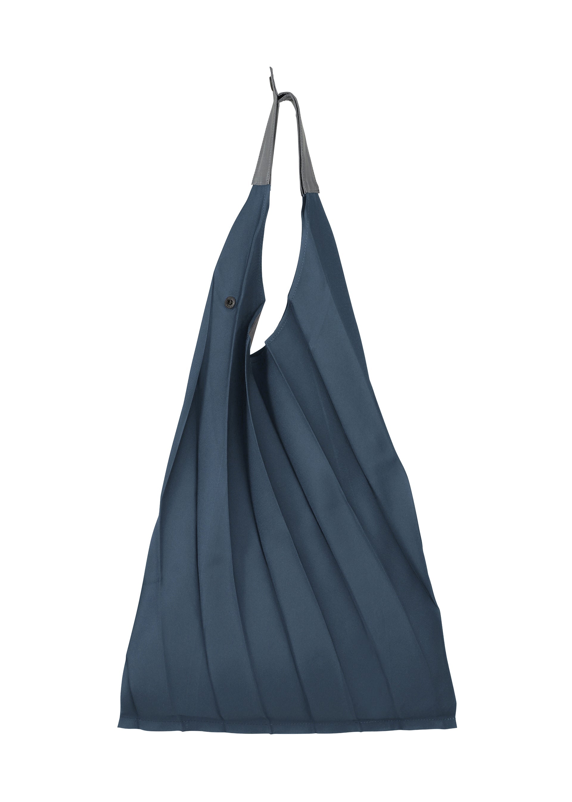 Zoomed view The GURU GURU tote by IM MEN is a dark blue, foldable bag featuring handmade pleats, a black button closure, gray top handles, and fits in your palm. It’s shown hanging on a hook against a white background. - DARK BLUE (no.73)
