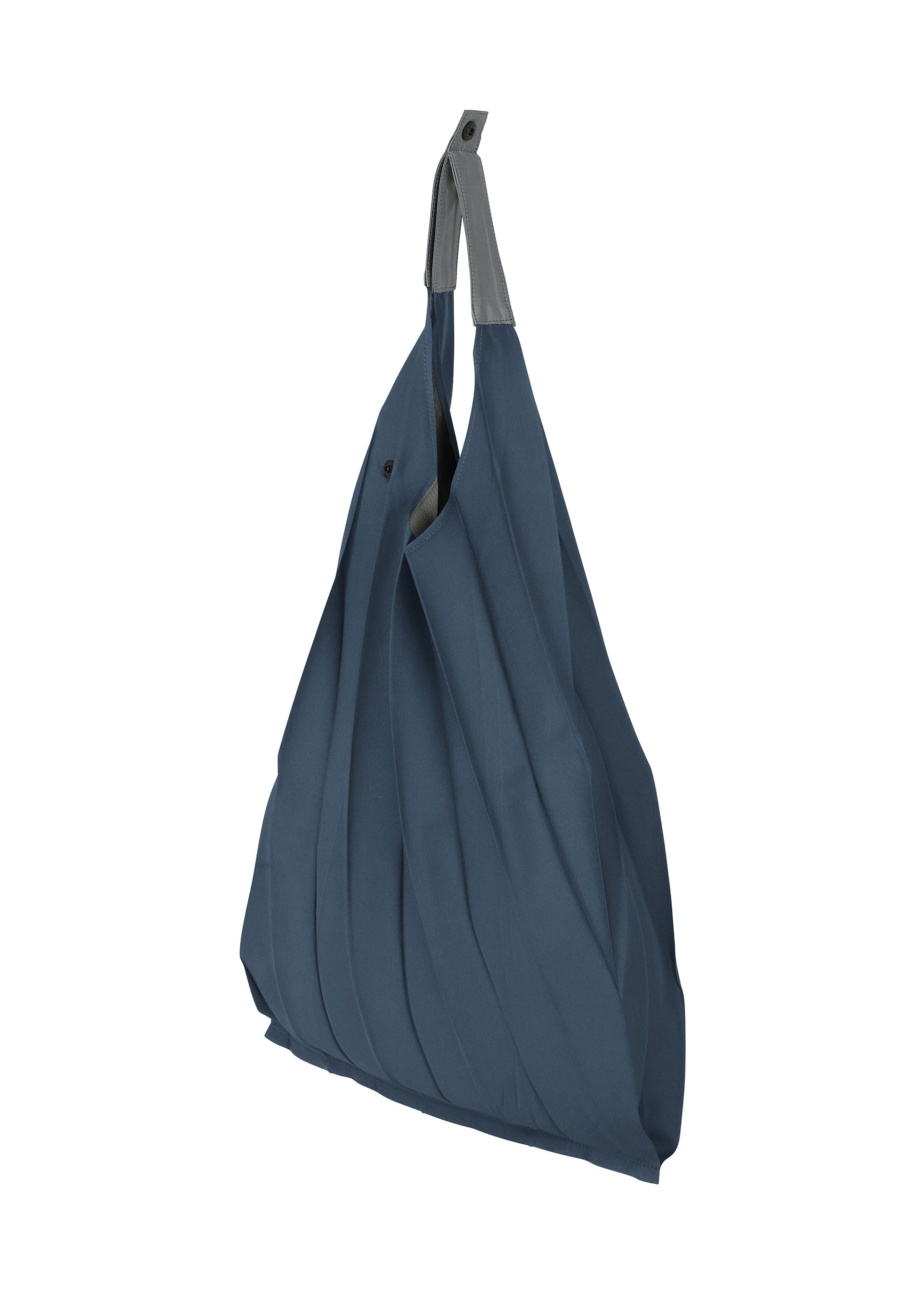 Zoomed view The IM MEN GURU GURU is a blue foldable tote bag with handmade pleats and gray handles, shown standing upright against a white background.
