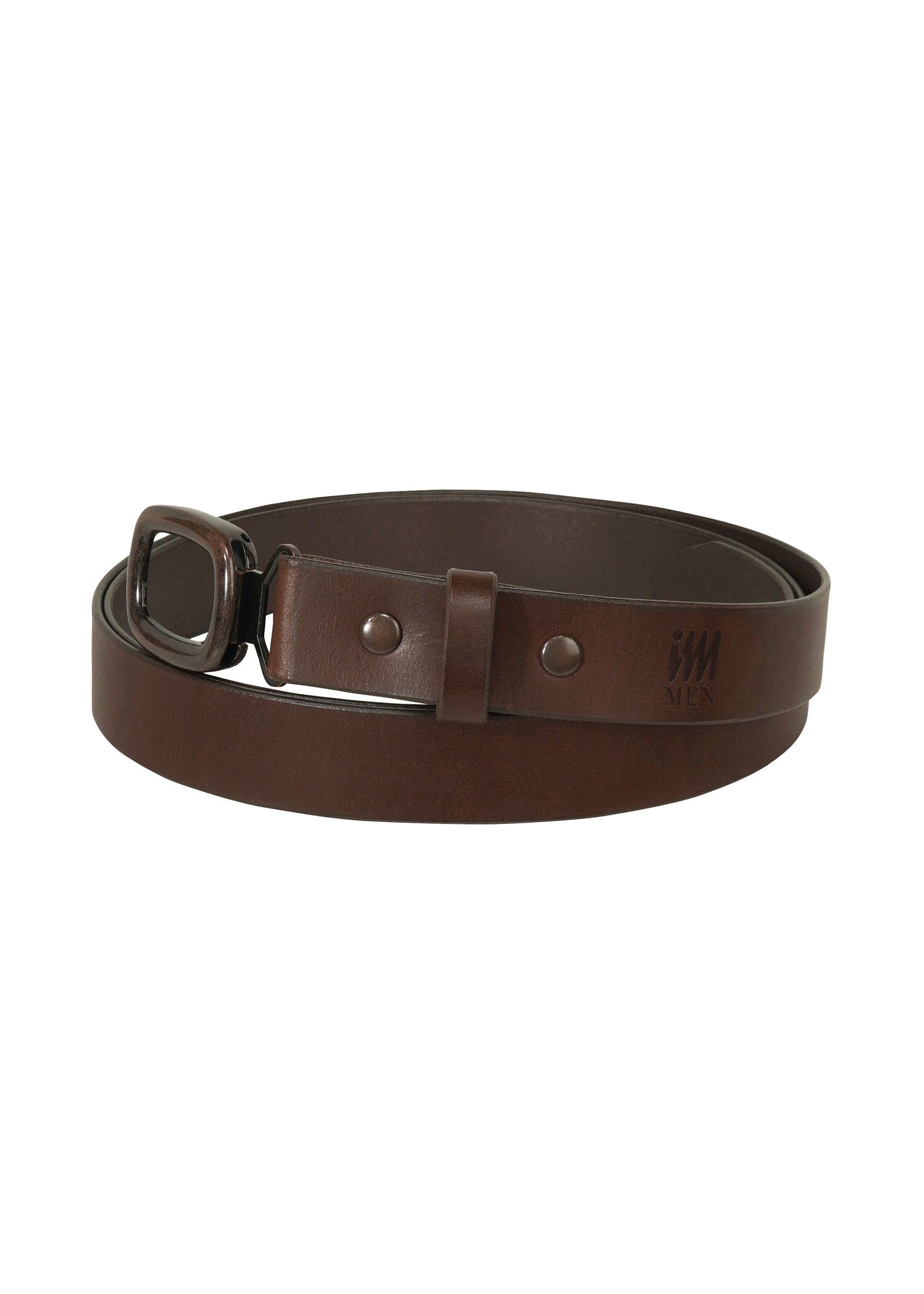 Zoomed view The OVAL belt by IM MEN is a rolled dark brown natural leather belt with an adjustable buckle and embossed branding near the tip, displayed against a white background. - BROWN （no.44）