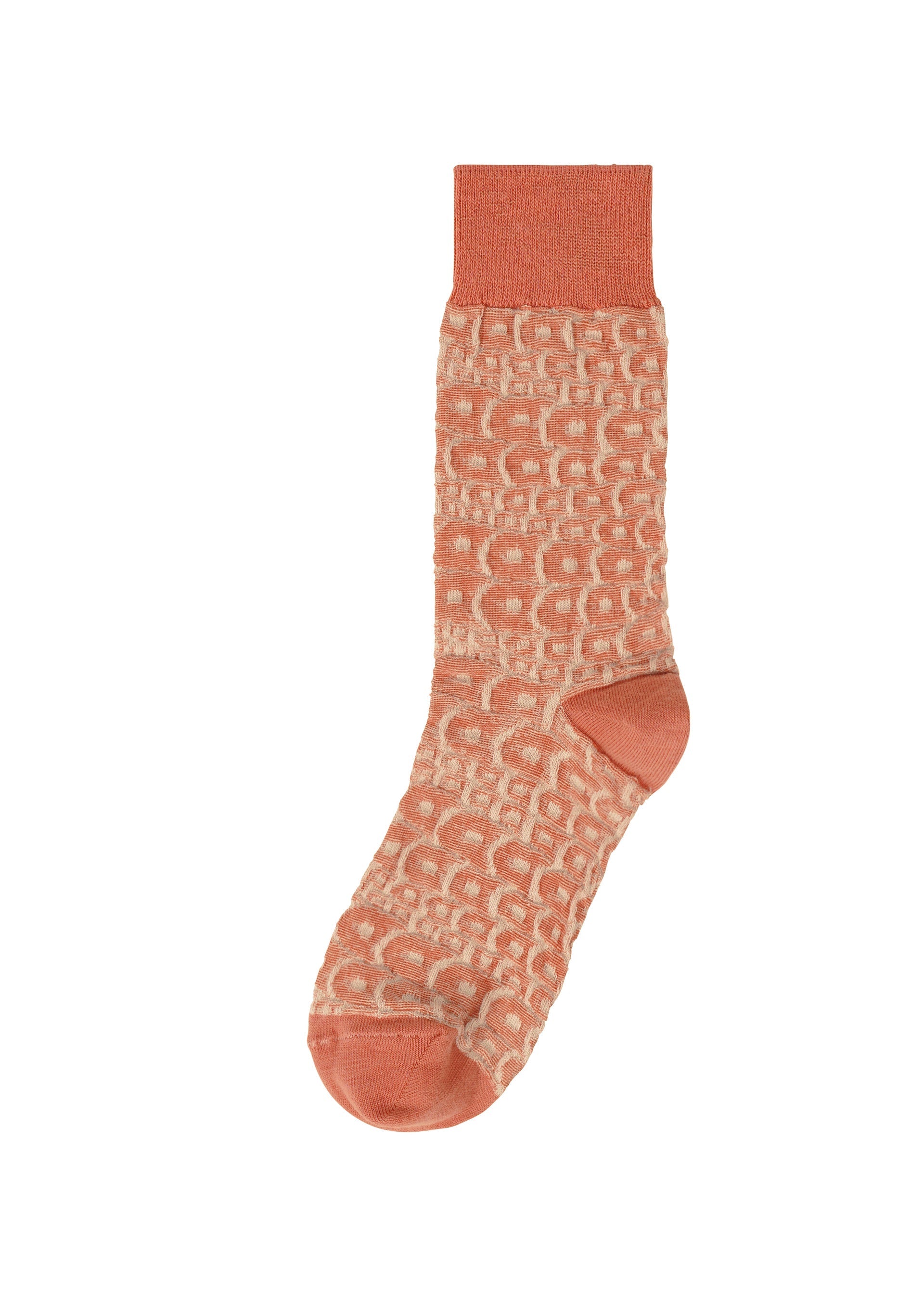 Zoomed view IM MEN's UROKOMON SOCKS: A single peach-colored sock featuring a textured beige geometric pattern with solid peach heel, toe, and cuff, shown on a white background. - PINK （no.22）
