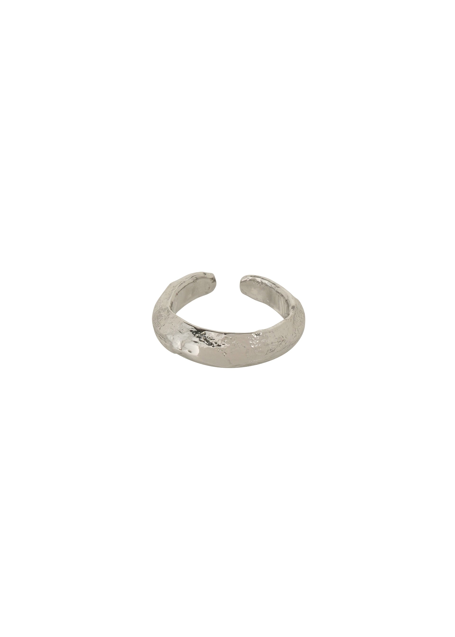 Zoomed view The FASTEN RING by IM MEN is a silver, open-ended scarf ring featuring a slightly textured, hammered surface, shown against a plain white background. - SILVER （no.91）