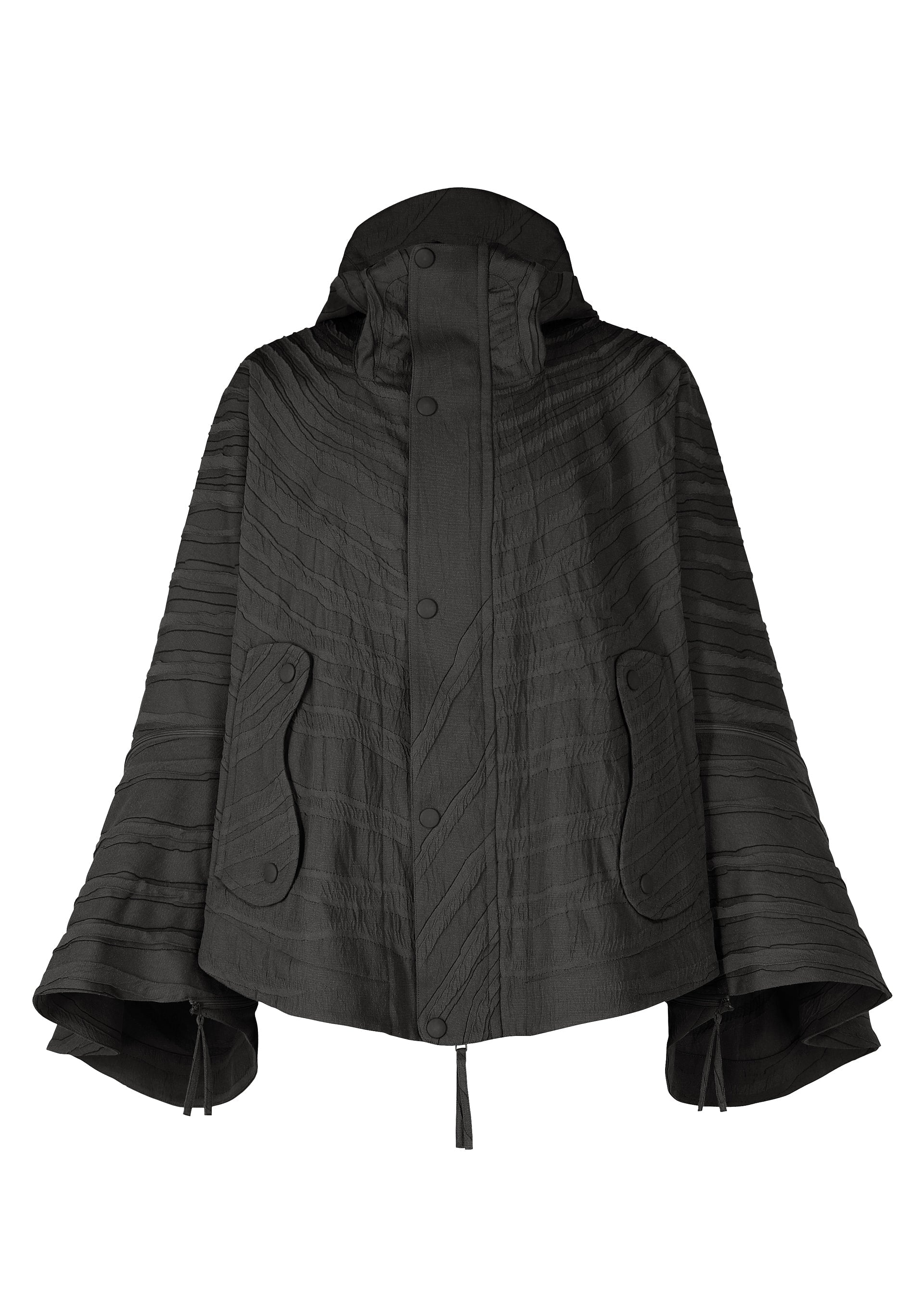 Zoomed view The ENGRAVE cape by IM MEN is black with a quilted 3D wave pattern inspired by Shoji Kamoda, wide sleeves, button closures, two front flap pockets, and adjustable hem drawstrings. - BLACK （no.15）