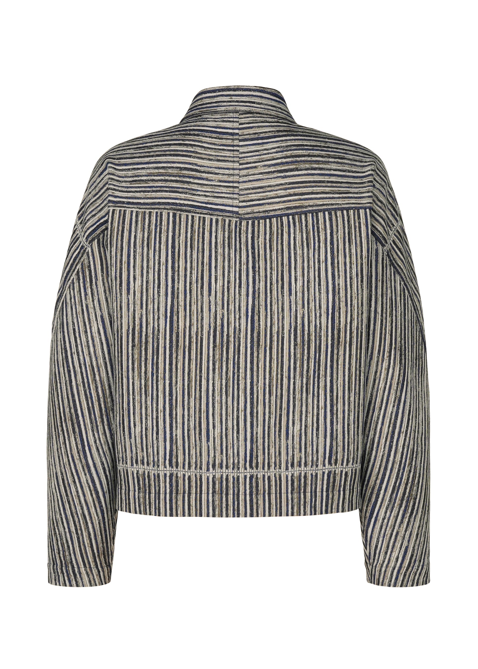 Zoomed view Back view of the IM MEN CURVINESS jacket in cotton-linen with a high collar, vertical navy and beige stripes, a horizontal shoulder panel, and design cues inspired by ceramic artist Shoji Kamoda.