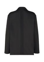 The IM MEN AIR PLEATS BLACK jacket features a minimalist, wrinkle-resistant design with a collar, long sleeves, straight hem, and vertical pleated detailing along the center back.
