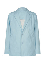 The IM MEN AIR WASH is a light blue blazer with long sleeves, two front buttons, and a notched lapel. Made from plant-derived polyester, this lightweight jacket features a simple, unstructured design. - LIGHT BLUE （no.70）