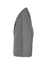 The IM MEN AIR WASH blazer in grey, made from plant-derived polyester, features a relaxed fit, visible seams, notched lapel, and two front pockets. Shown from the side on a white background.