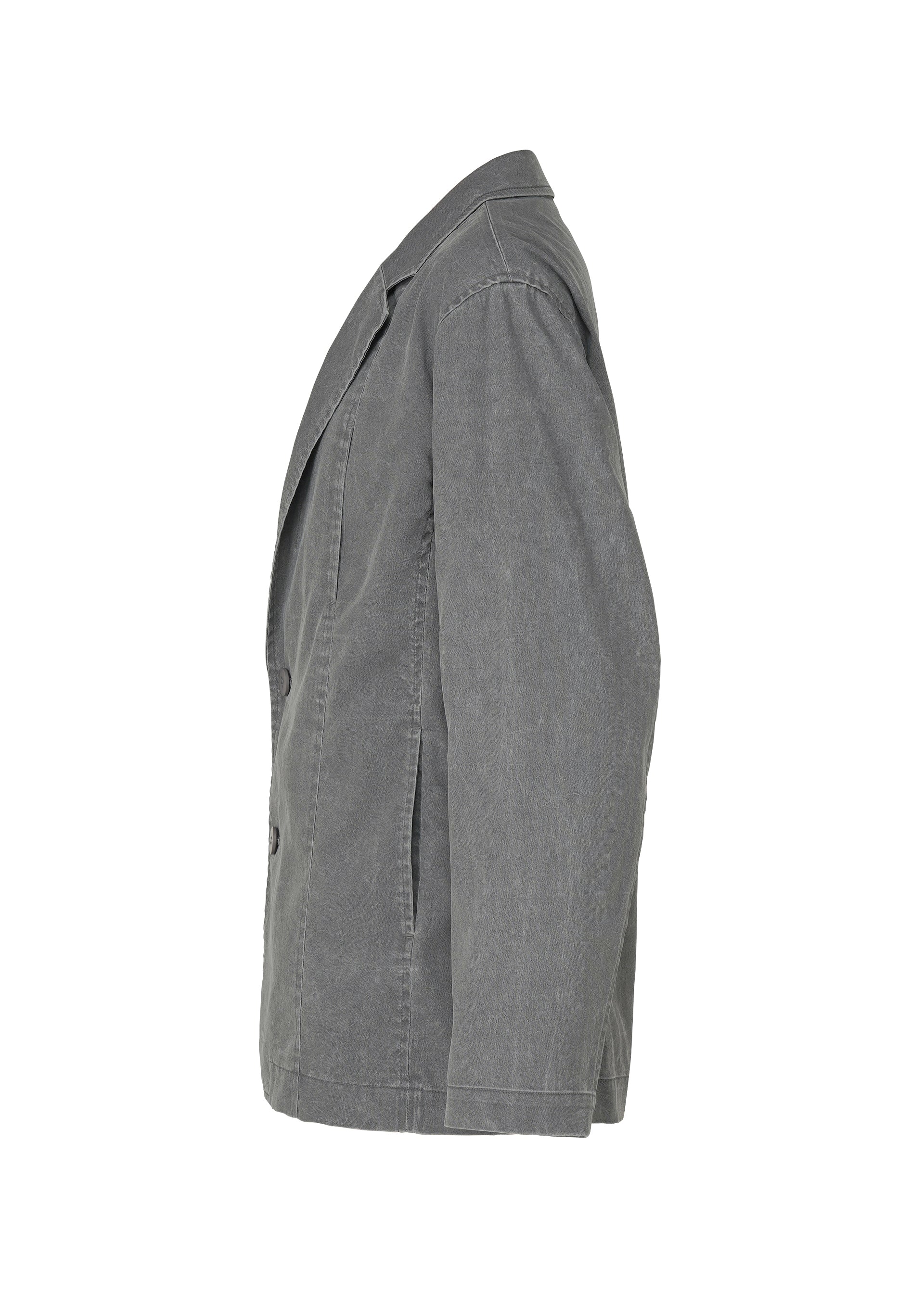 Zoomed view The IM MEN AIR WASH blazer in grey, made from plant-derived polyester, features a relaxed fit, visible seams, notched lapel, and two front pockets. Shown from the side on a white background.