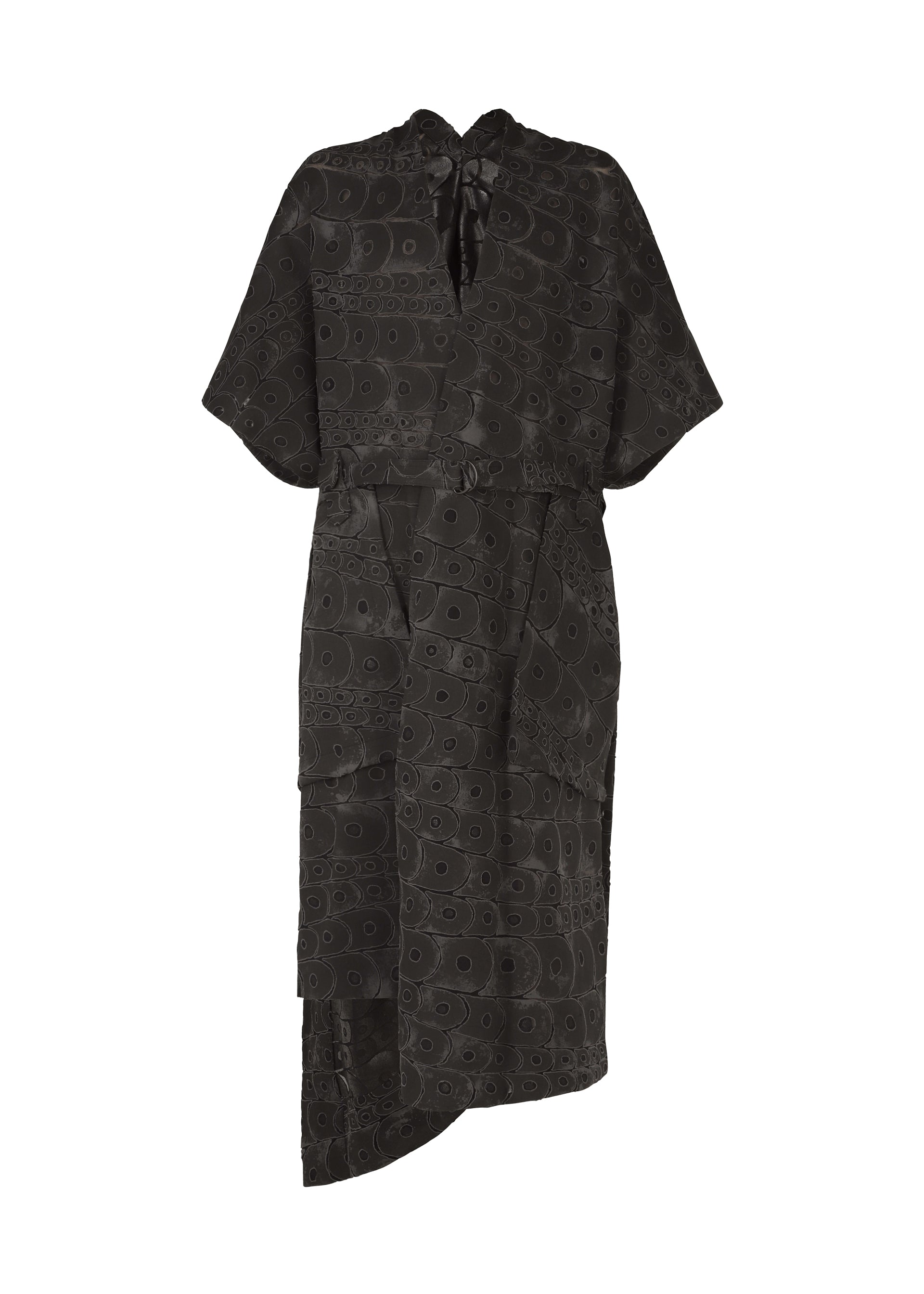Zoomed view The IM MEN UROKOMON is a black midi dress with short sleeves, an asymmetrical hem, a scale-like pattern, a tie neckline detail, and a relaxed fit. - BLACK （no.15）