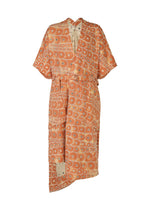 The IM MEN UROKOMON is a short-sleeved, knee-length kimono dress with an orange base and cream-white geometric, scale-inspired patterns, drawing from Shoji Kamoda’s ceramics. Shown on a plain white background. - RED （no.24）