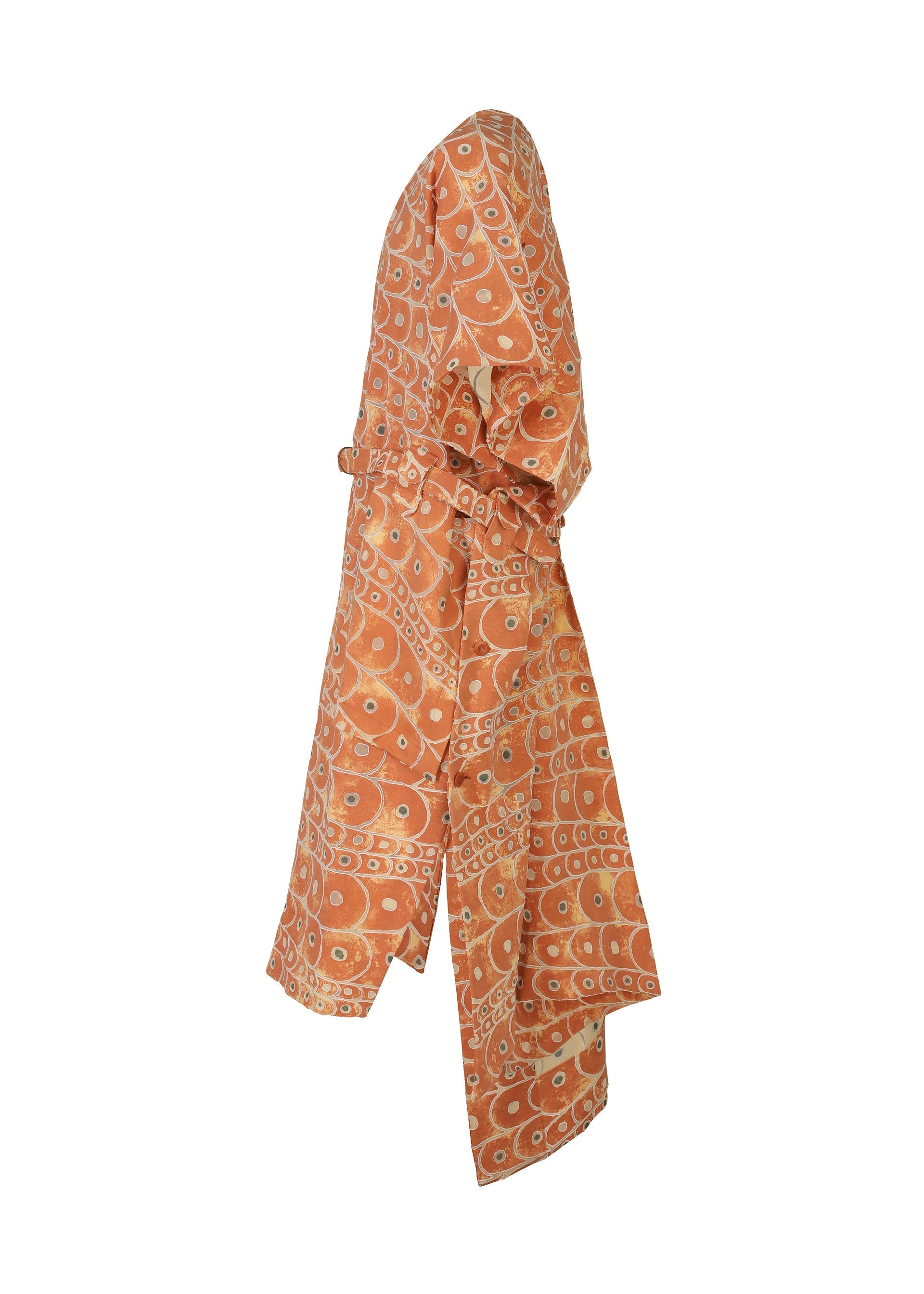 Zoomed view The IM MEN UROKOMON robe features a flowing silhouette with loose sleeves, a belted waist, and an orange base adorned with a white and light brown scale pattern inspired by Shoji Kamoda’s ceramic artistry.