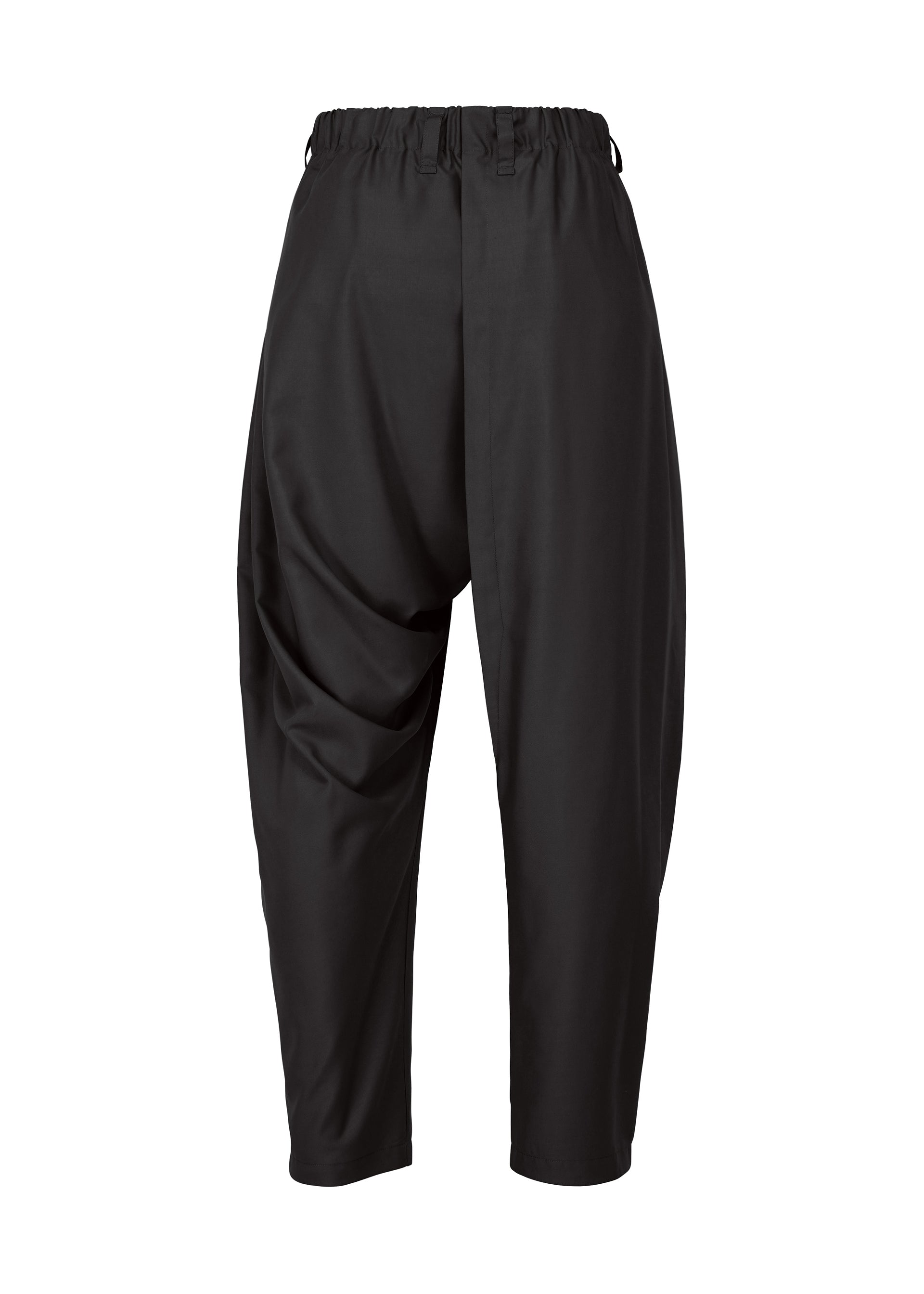 Zoomed view IM MEN’s SWING BLACK pants are black, loose-fit harem pants with an elastic waistband and dropped crotch. Made from wrinkle-resistant fabric, they feature a relaxed drape and cropped legs, shown here against a white background.