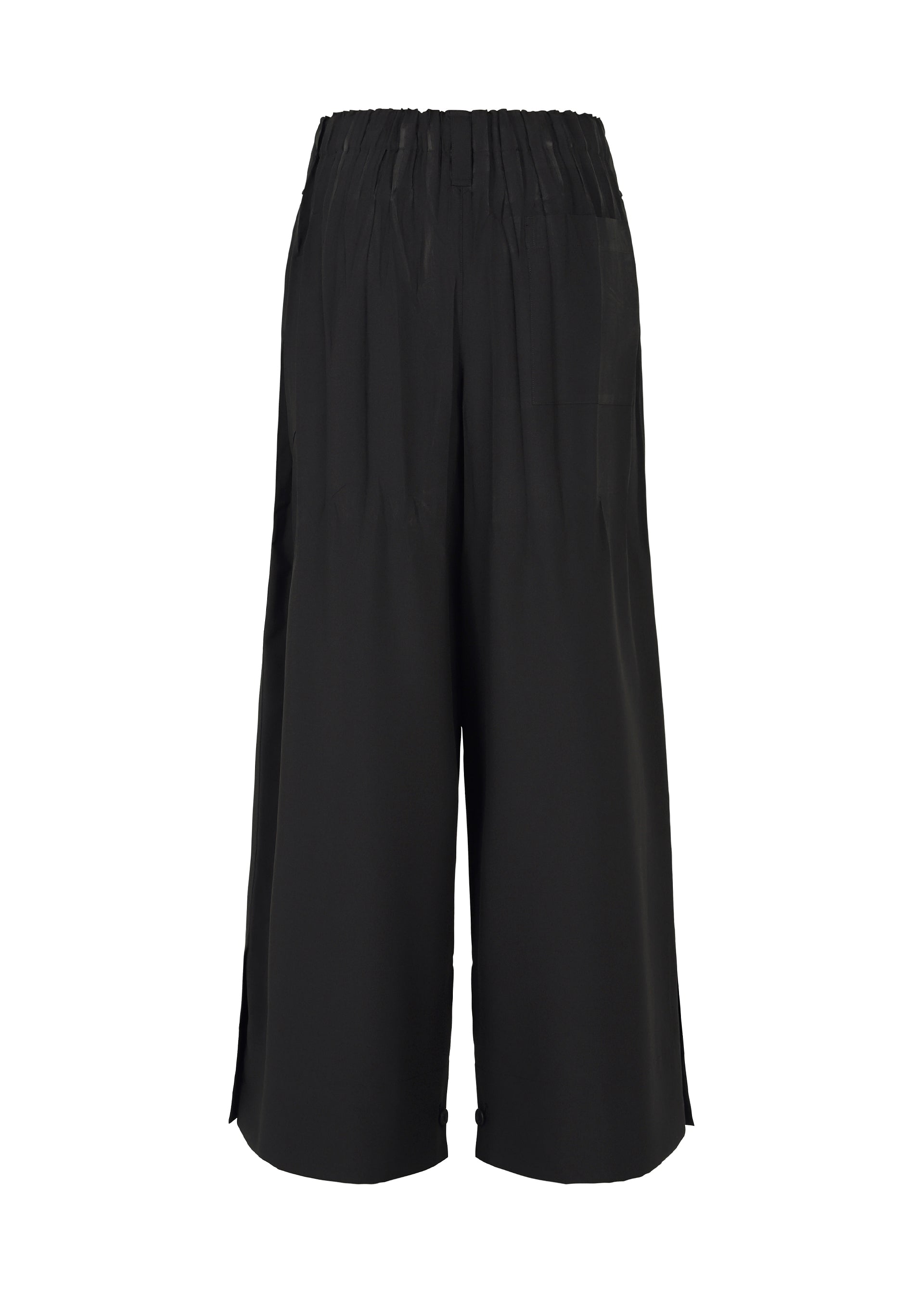 Zoomed view IM MEN's WAFT BLACK wide-leg culotte pants feature an elastic waistband, subtle pleats, and small side slits at the mid-calf hem. Shown from the back against a white background, they're crafted in wrinkle-resistant, linen-like fabric.