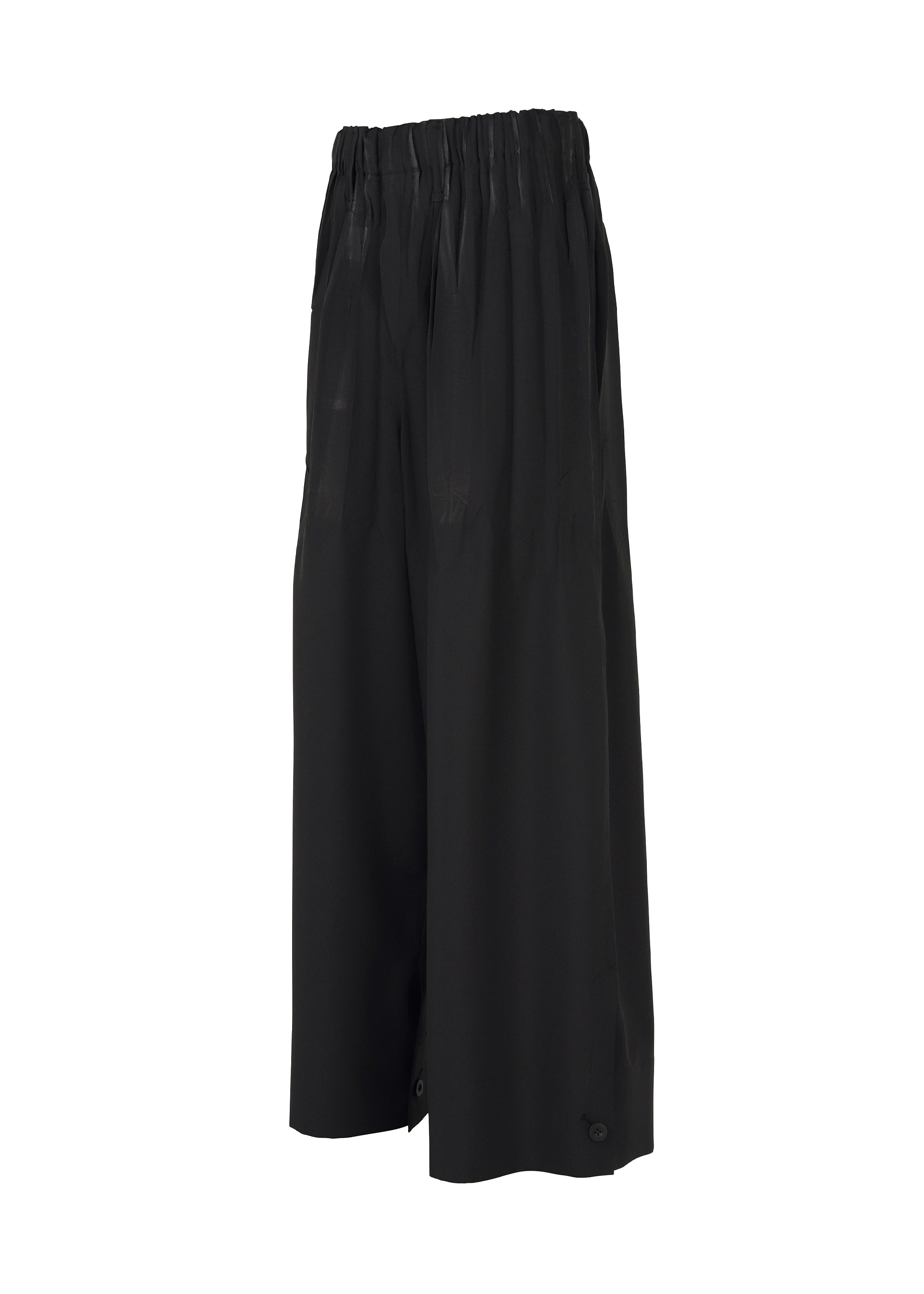 Zoomed view The IM MEN WAFT BLACK culotte pants feature a linen-like texture, elastic waistband, loose fit, and mid-calf length, shown on a white background.
